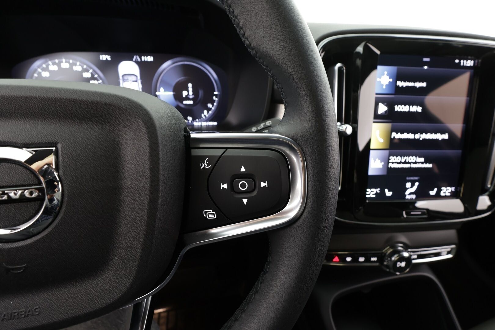 Volvo XC40 2023 T4 TwE Core aut * Vakkari / P.tutka / LED / Navi / Sporttipenkit / KeylessGo * - 1.Om Suomi-auto / Kahdet renkaat aluvanteilla / Merkkihuollettu - HULLU BLACKWEEK KORKOTARJOUS 2,49%