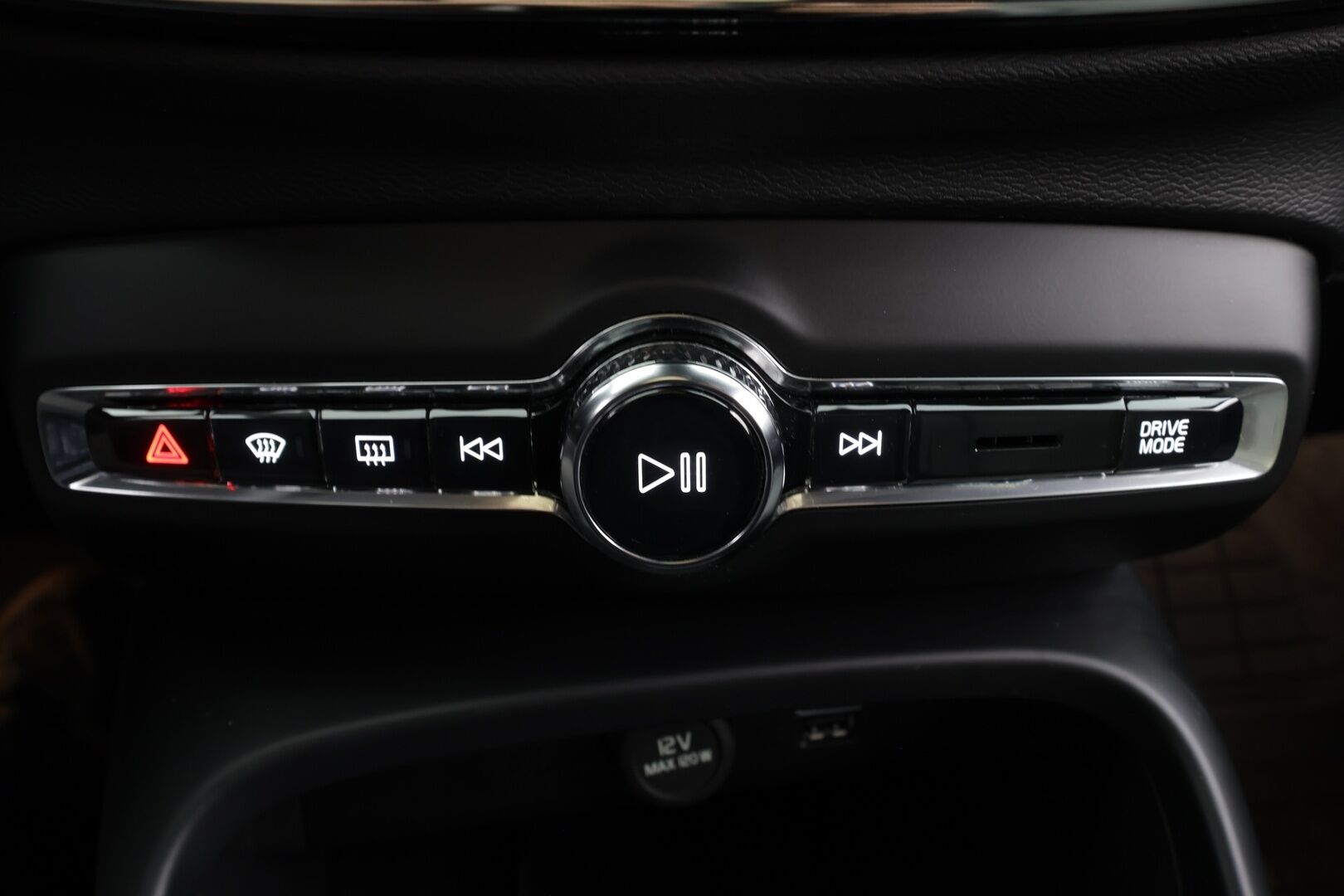 Volvo XC40 2023 T4 TwE Core aut * Vakkari / P.tutka / LED / Navi / Sporttipenkit / KeylessGo * - 1.Om Suomi-auto / Kahdet renkaat aluvanteilla / Merkkihuollettu - HULLU BLACKWEEK KORKOTARJOUS 2,49%