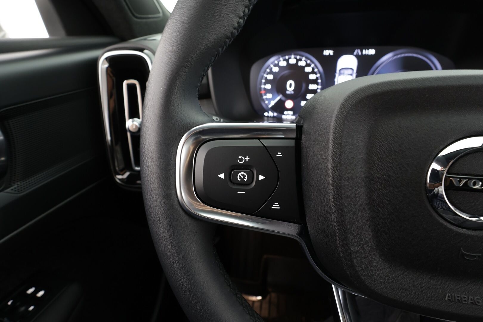 Volvo XC40 2023 T4 TwE Core aut * Vakkari / P.tutka / LED / Navi / Sporttipenkit / KeylessGo * - 1.Om Suomi-auto / Kahdet renkaat aluvanteilla / Merkkihuollettu - HULLU BLACKWEEK KORKOTARJOUS 2,49%