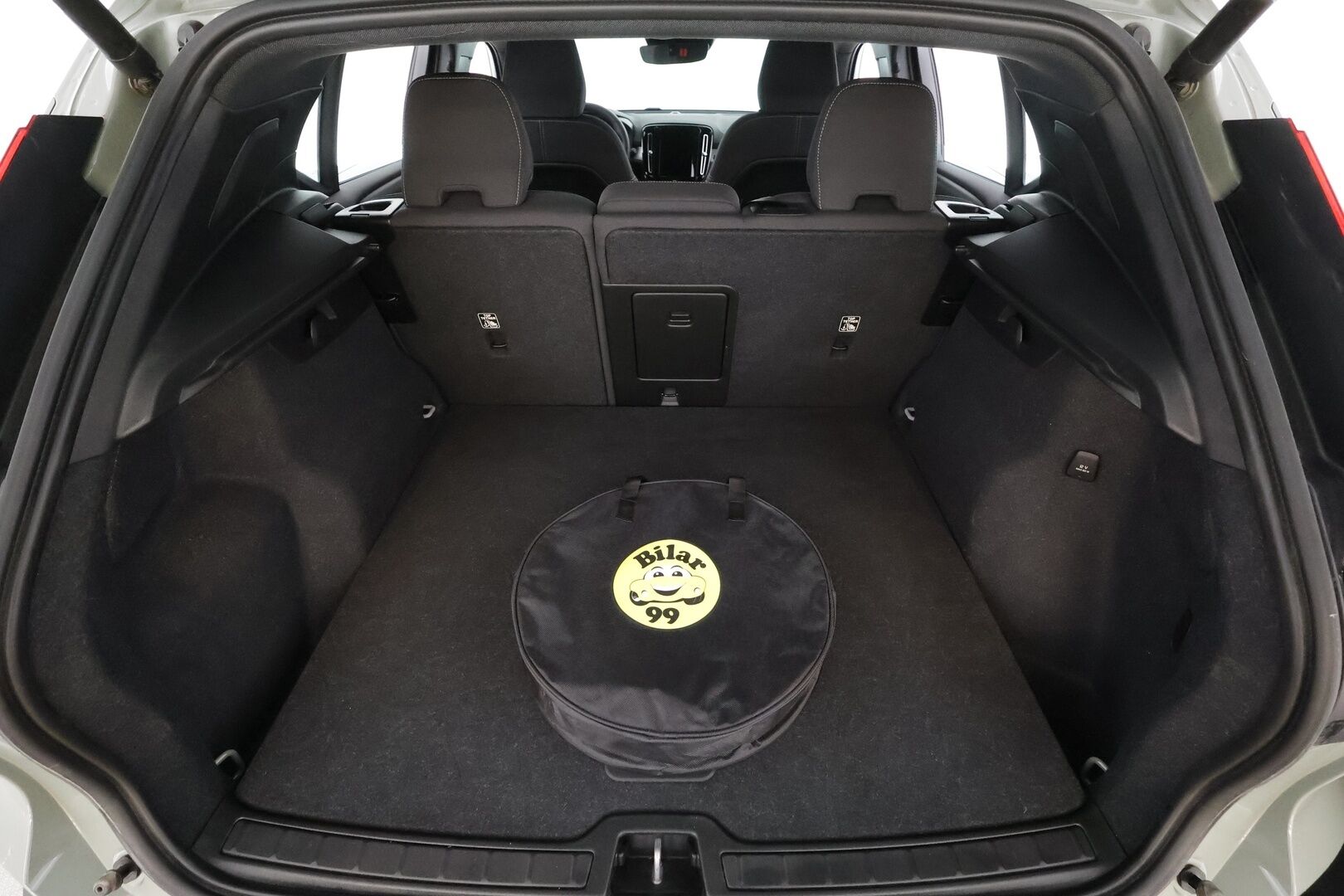 Volvo XC40 2023 T4 TwE Core aut * Vakkari / P.tutka / LED / Navi / Sporttipenkit / KeylessGo * - 1.Om Suomi-auto / Kahdet renkaat aluvanteilla / Merkkihuollettu - HULLU BLACKWEEK KORKOTARJOUS 2,49%