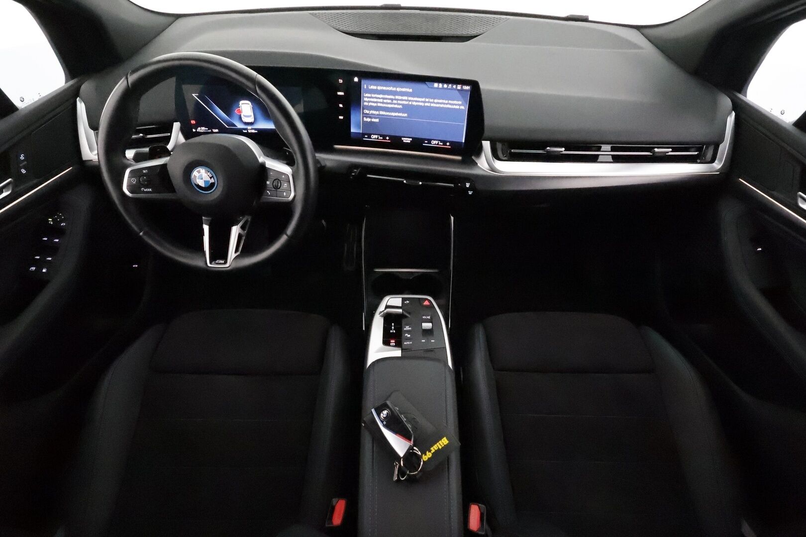 BMW 225 2023 U06 Active Tourer xDrive M Sport Charged Edition **Koukku / LED-valot / P.Kamera / Sporttipenkit / Navi / Kaistavahti** - 3,99 % KORKOTARJOUS TÄHÄN AUTOON 31.8. ASTI! - 1-om Suomi-auto / 2x Latauskaapelit / Kahdet Renkaat