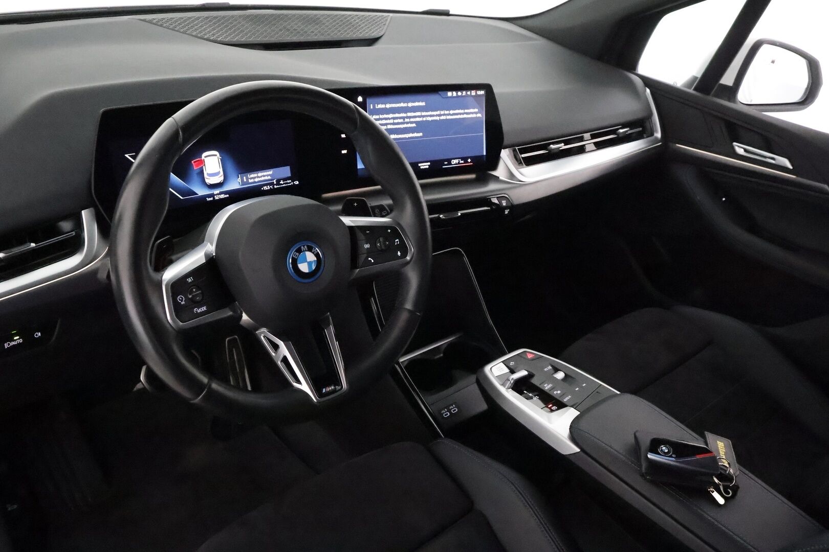 BMW 225 2023 U06 Active Tourer xDrive M Sport Charged Edition **Koukku / LED-valot / P.Kamera / Sporttipenkit / Navi / Kaistavahti** - 3,99 % KORKOTARJOUS TÄHÄN AUTOON 31.8. ASTI! - 1-om Suomi-auto / 2x Latauskaapelit / Kahdet Renkaat