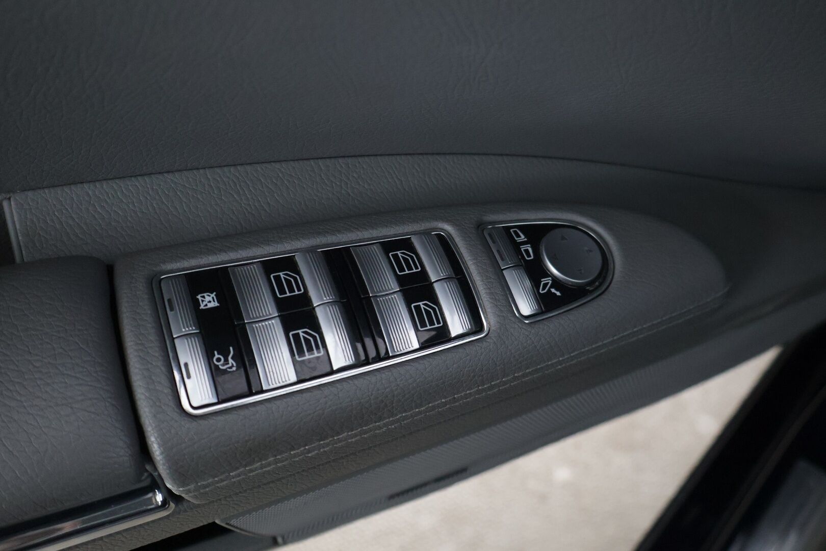 Mercedes-Benz S 2007 320 CDI 4Matic L * Lang / AirMatic / Sähköpenkit muistilla / Kattoluukku / HarmanKardon / Koukku / Aurinkoverho * - * Langi / Huikeat varusteet / Yhdellä omistajalla Suomessa / 2x renkaat * - HULLUT AVAJAISHULINAT KORKOTARJOUS 3,29 %