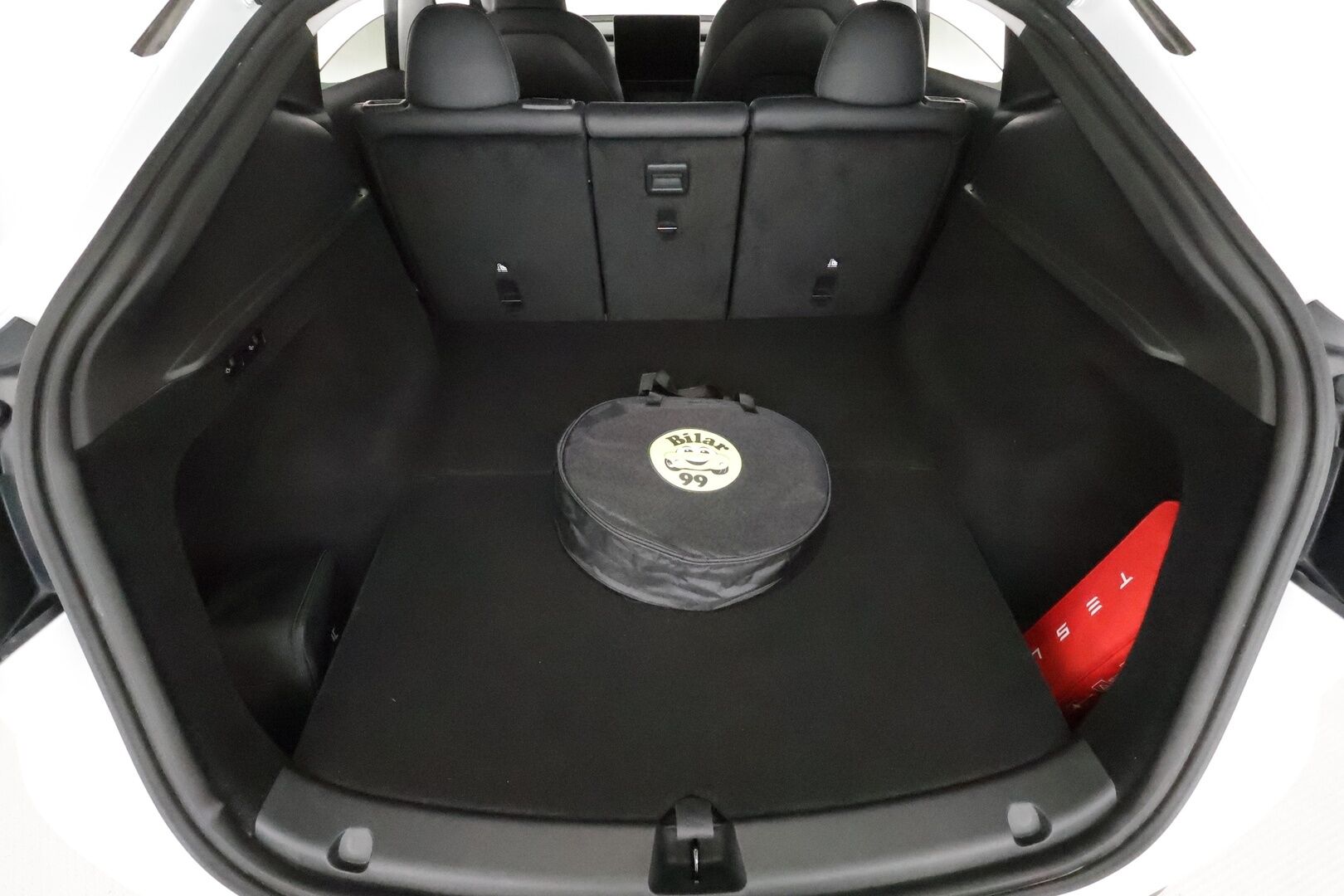 Tesla Model Y 2023 Long Range ** Koukku / Lämpöpumppu / Lasikatto / Matrix-LED / Adapt.Vakkari / P.Kamera / Muistipenkki / Navi / Keyless** - 3,99 % KORKOTARJOUS TÄHÄN AUTOON - Suomi-auto / Kahdet Renkaat