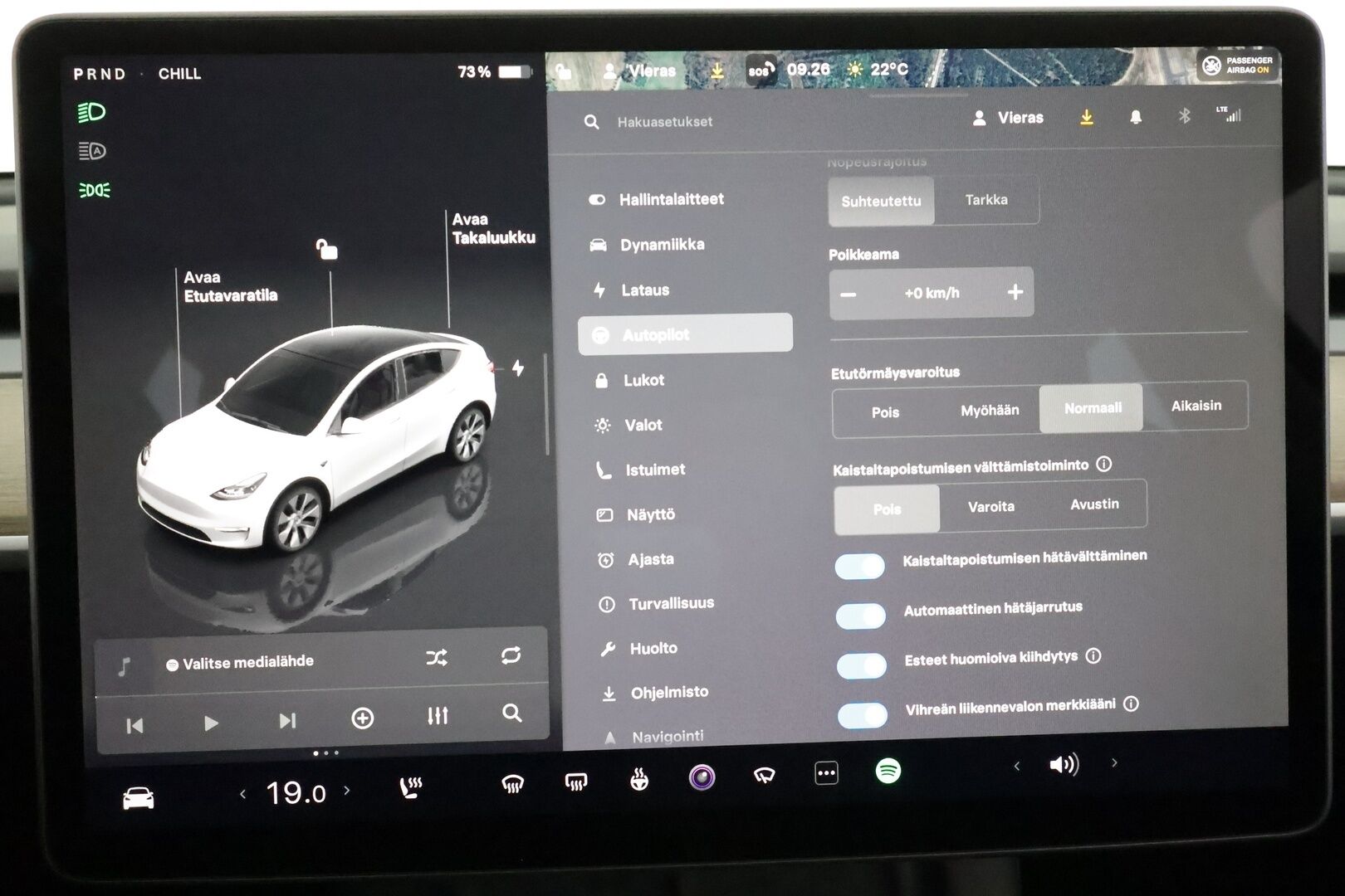Tesla Model Y 2023 Long Range ** Koukku / Lämpöpumppu / Lasikatto / Matrix-LED / Adapt.Vakkari / P.Kamera / Muistipenkki / Navi / Keyless** - 3,99 % KORKOTARJOUS TÄHÄN AUTOON - Suomi-auto / Kahdet Renkaat