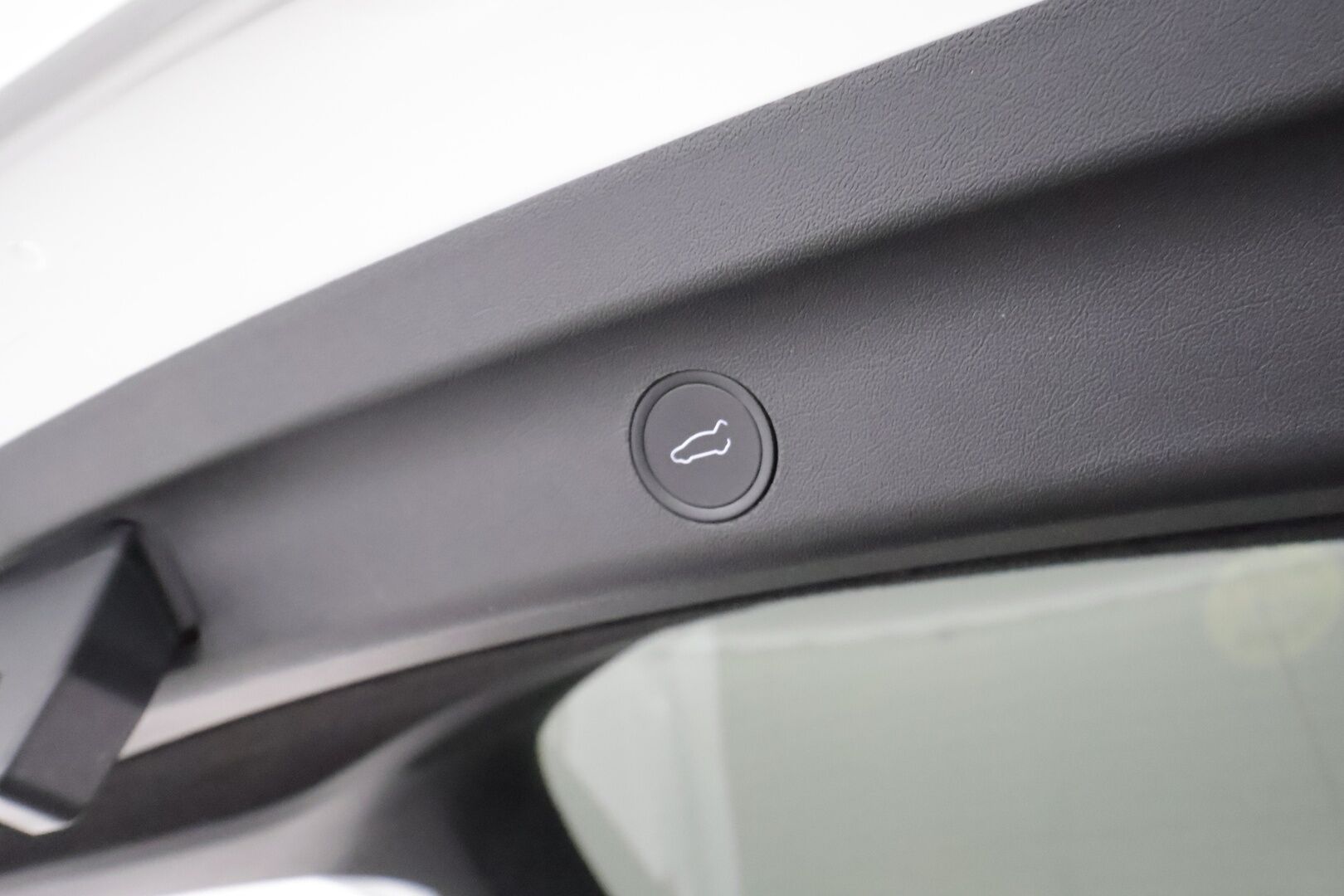Tesla Model Y 2023 Long Range ** Koukku / Lämpöpumppu / Lasikatto / Matrix-LED / Adapt.Vakkari / P.Kamera / Muistipenkki / Navi / Keyless** - 3,99 % KORKOTARJOUS TÄHÄN AUTOON - Suomi-auto / Kahdet Renkaat