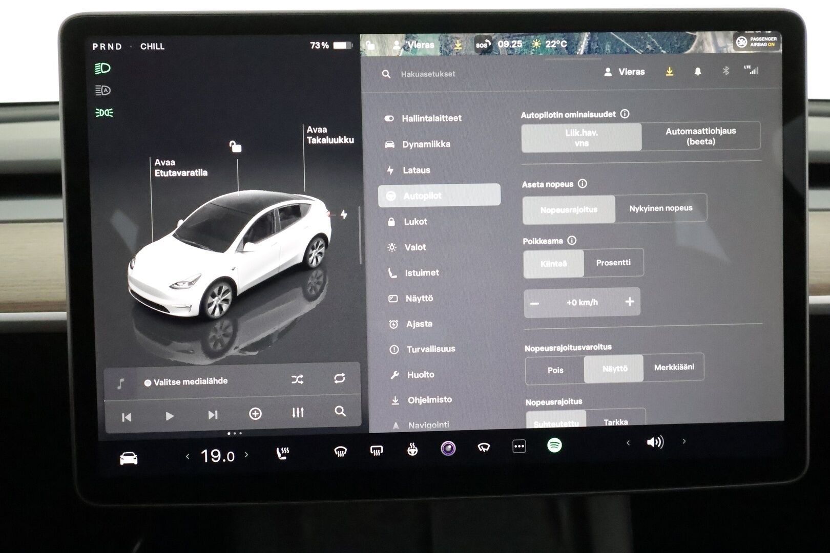 Tesla Model Y 2023 Long Range ** Koukku / Lämpöpumppu / Lasikatto / Matrix-LED / Adapt.Vakkari / P.Kamera / Muistipenkki / Navi / Keyless** - 3,99 % KORKOTARJOUS TÄHÄN AUTOON - Suomi-auto / Kahdet Renkaat