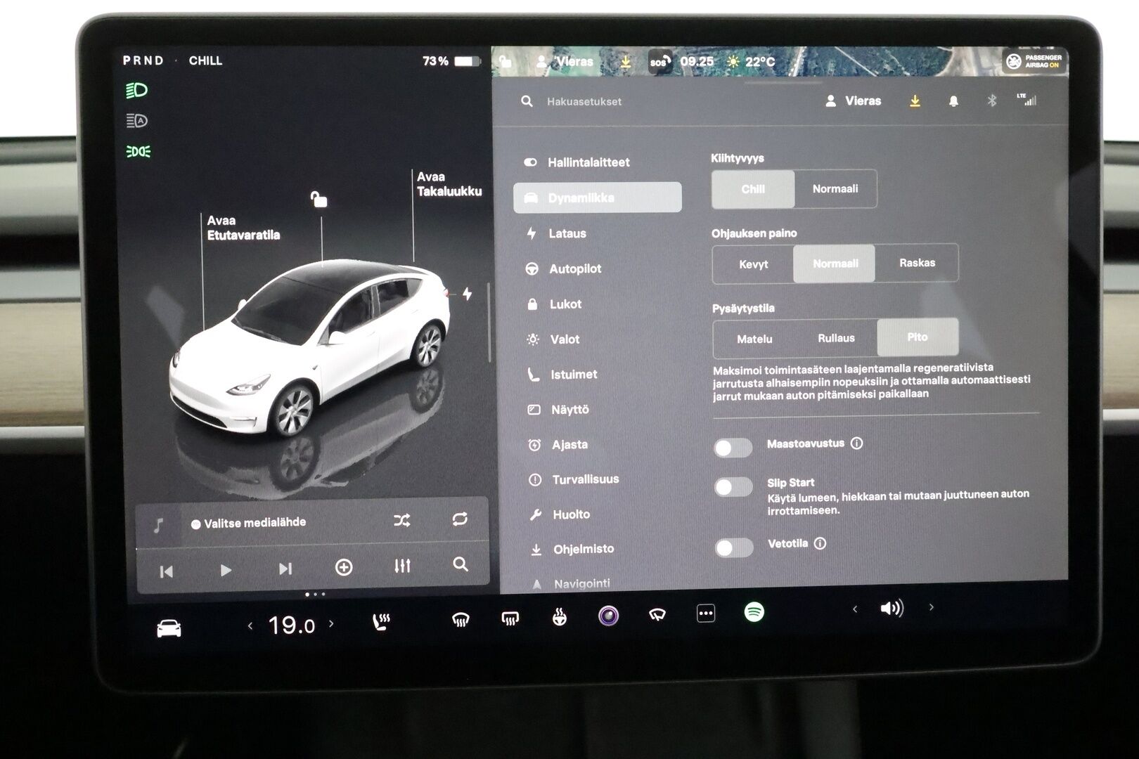 Tesla Model Y 2023 Long Range ** Koukku / Lämpöpumppu / Lasikatto / Matrix-LED / Adapt.Vakkari / P.Kamera / Muistipenkki / Navi / Keyless** - 3,99 % KORKOTARJOUS TÄHÄN AUTOON - Suomi-auto / Kahdet Renkaat