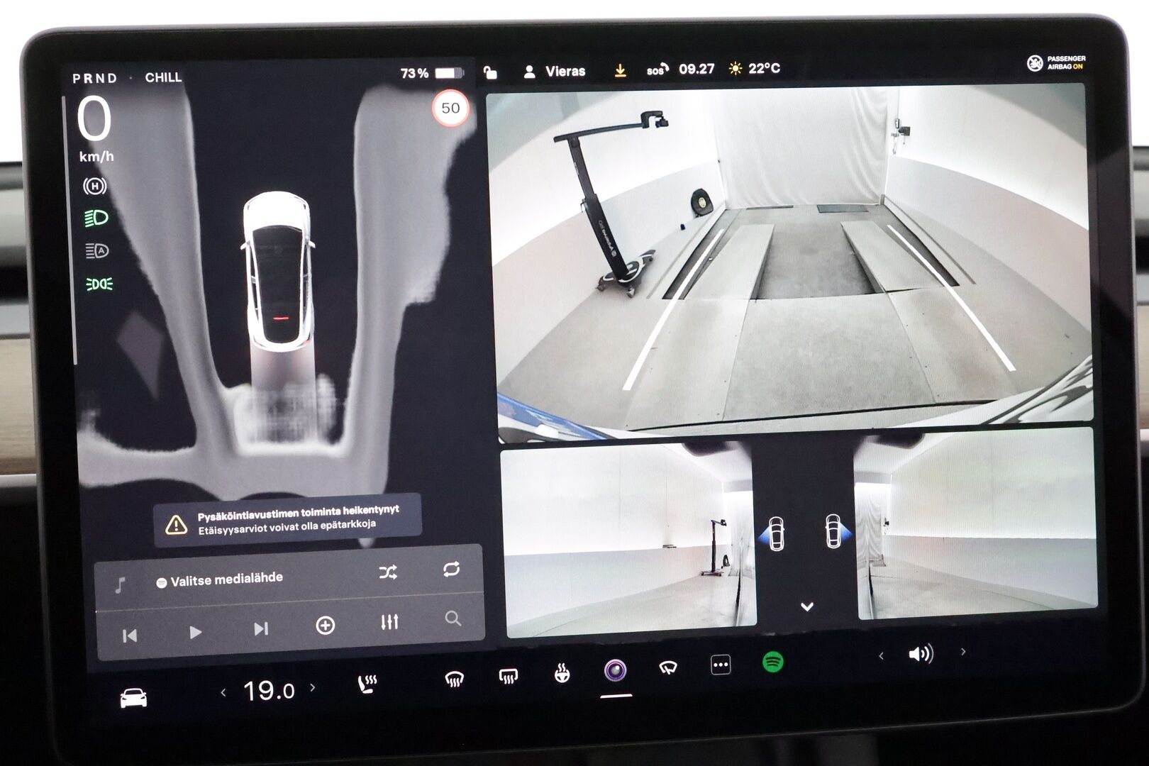 Tesla Model Y 2023 Long Range ** Koukku / Lämpöpumppu / Lasikatto / Matrix-LED / Adapt.Vakkari / P.Kamera / Muistipenkki / Navi / Keyless** - 3,99 % KORKOTARJOUS TÄHÄN AUTOON - Suomi-auto / Kahdet Renkaat