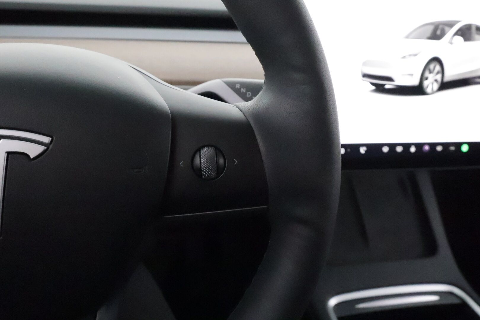 Tesla Model Y 2023 Long Range ** Koukku / Lämpöpumppu / Lasikatto / Matrix-LED / Adapt.Vakkari / P.Kamera / Muistipenkki / Navi / Keyless** - 3,99 % KORKOTARJOUS TÄHÄN AUTOON - Suomi-auto / Kahdet Renkaat