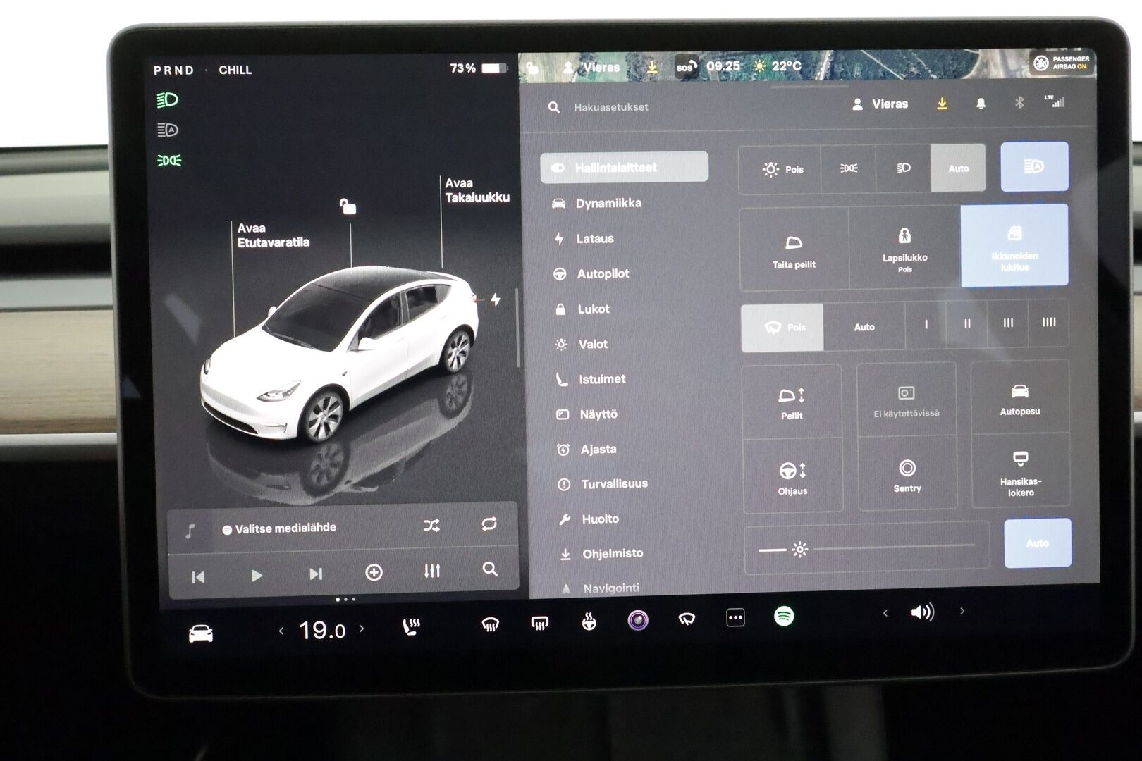 Tesla Model Y 2023 Long Range ** Koukku / Lämpöpumppu / Lasikatto / Matrix-LED / Adapt.Vakkari / P.Kamera / Muistipenkki / Navi / Keyless** - 3,99 % KORKOTARJOUS TÄHÄN AUTOON - Suomi-auto / Kahdet Renkaat