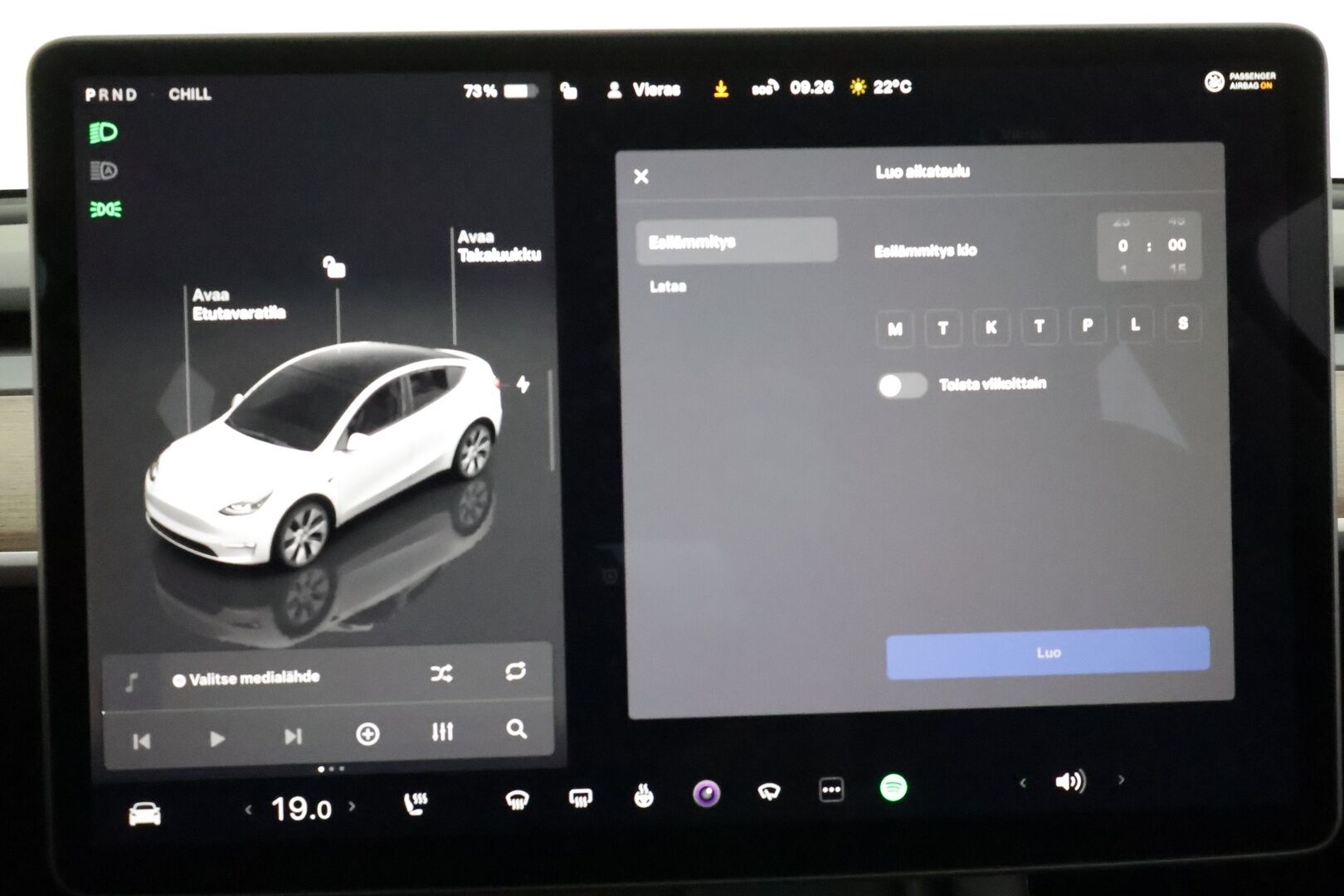 Tesla Model Y 2023 Long Range ** Koukku / Lämpöpumppu / Lasikatto / Matrix-LED / Adapt.Vakkari / P.Kamera / Muistipenkki / Navi / Keyless** - 3,99 % KORKOTARJOUS TÄHÄN AUTOON - Suomi-auto / Kahdet Renkaat