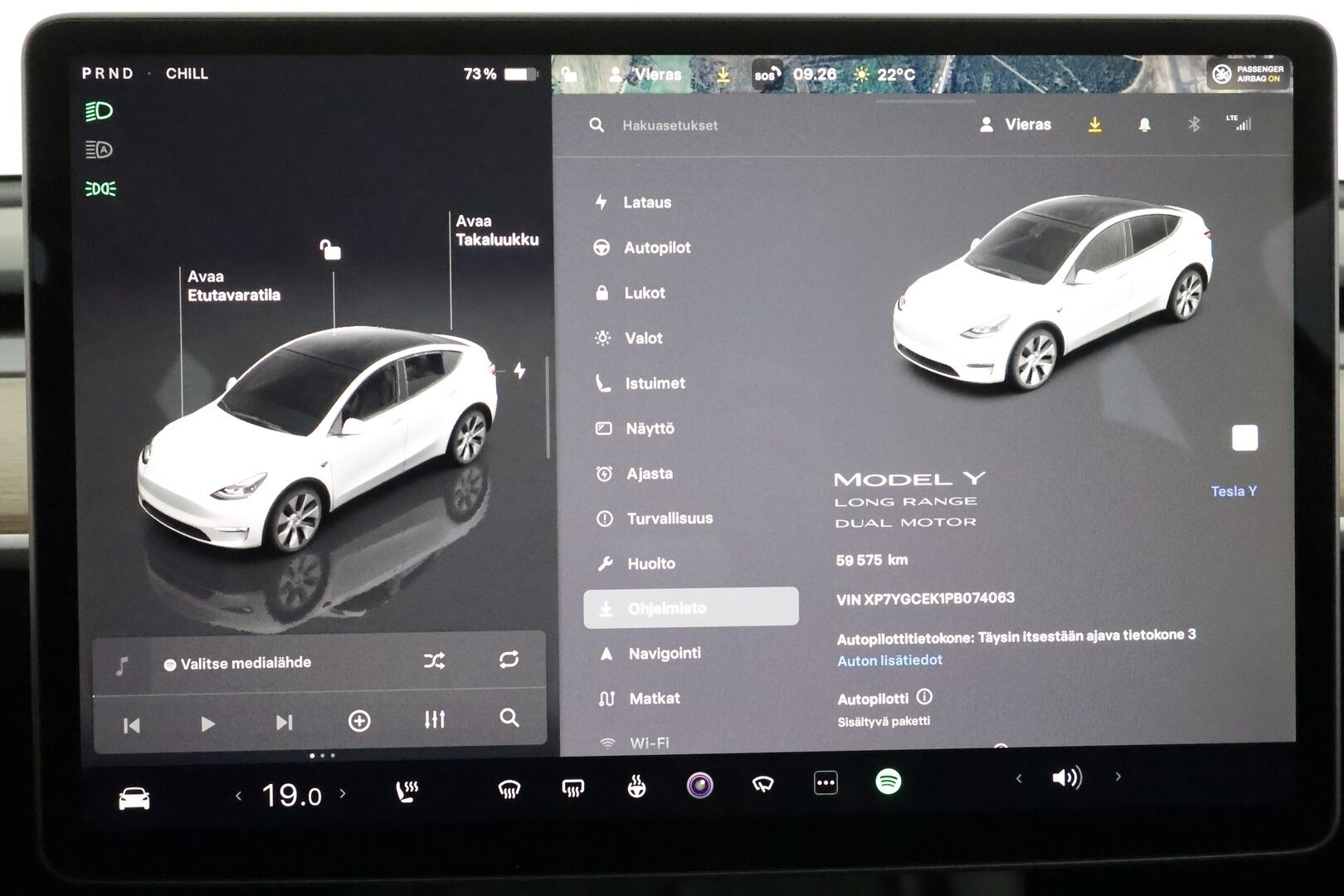 Tesla Model Y 2023 Long Range ** Koukku / Lämpöpumppu / Lasikatto / Matrix-LED / Adapt.Vakkari / P.Kamera / Muistipenkki / Navi / Keyless** - 3,99 % KORKOTARJOUS TÄHÄN AUTOON - Suomi-auto / Kahdet Renkaat
