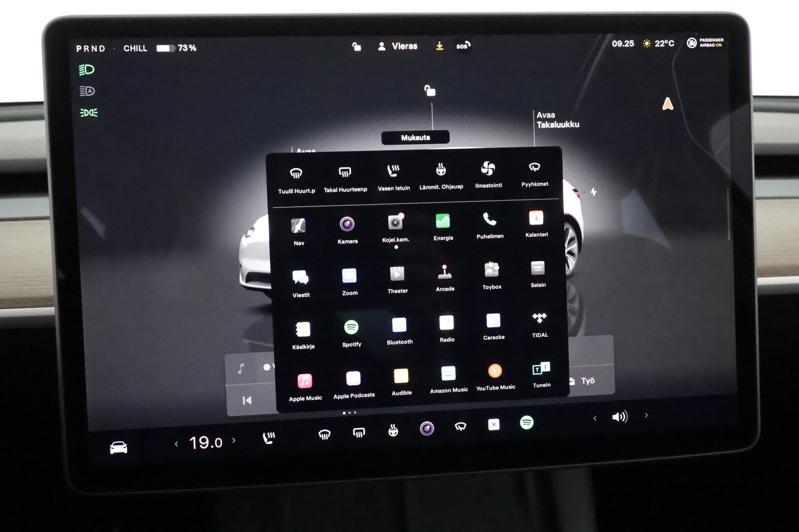 Tesla Model Y 2023 Long Range ** Koukku / Lämpöpumppu / Lasikatto / Matrix-LED / Adapt.Vakkari / P.Kamera / Muistipenkki / Navi / Keyless** - 3,99 % KORKOTARJOUS TÄHÄN AUTOON - Suomi-auto / Kahdet Renkaat