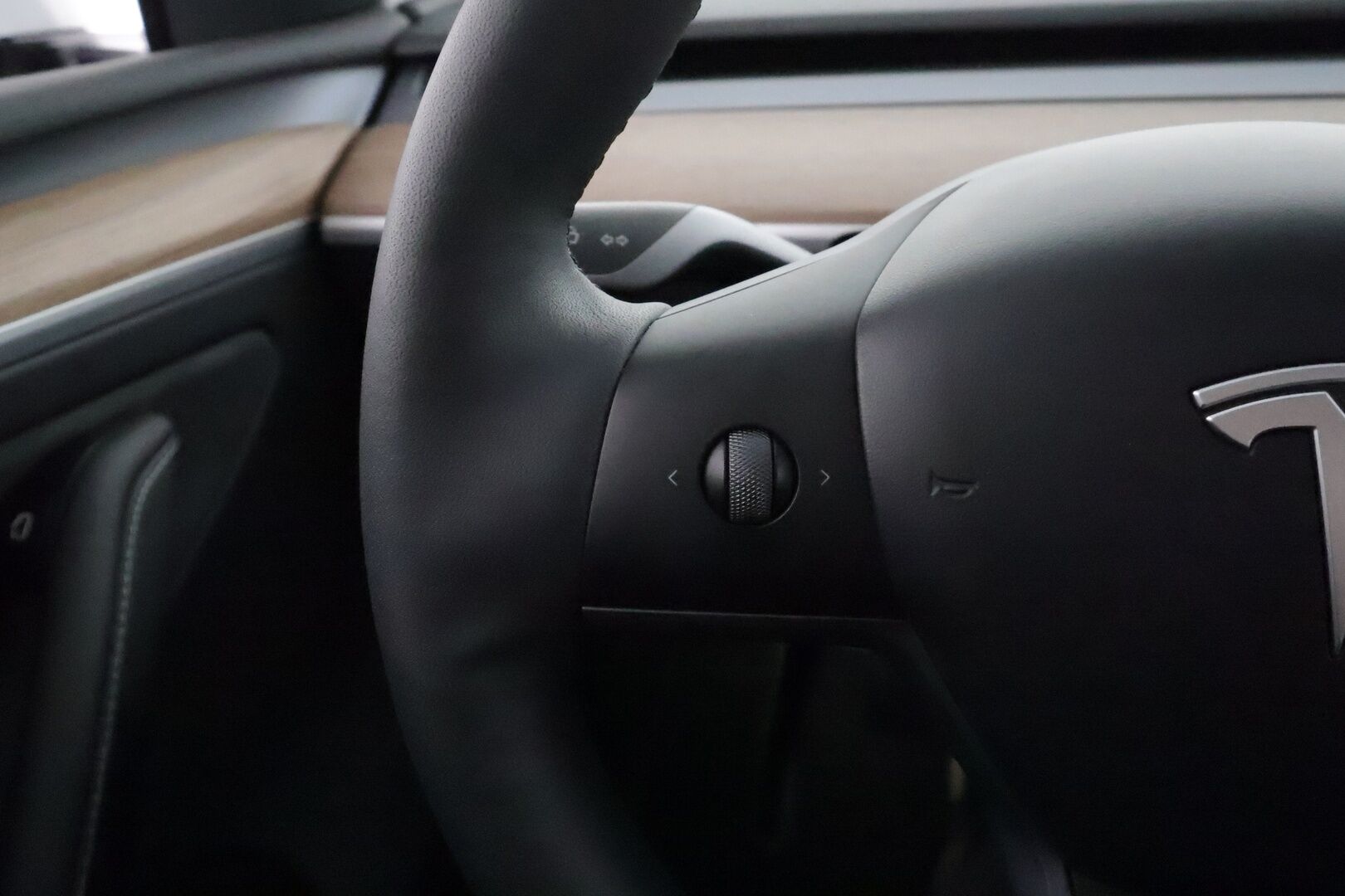 Tesla Model Y 2023 Long Range ** Koukku / Lämpöpumppu / Lasikatto / Matrix-LED / Adapt.Vakkari / P.Kamera / Muistipenkki / Navi / Keyless** - 3,99 % KORKOTARJOUS TÄHÄN AUTOON - Suomi-auto / Kahdet Renkaat