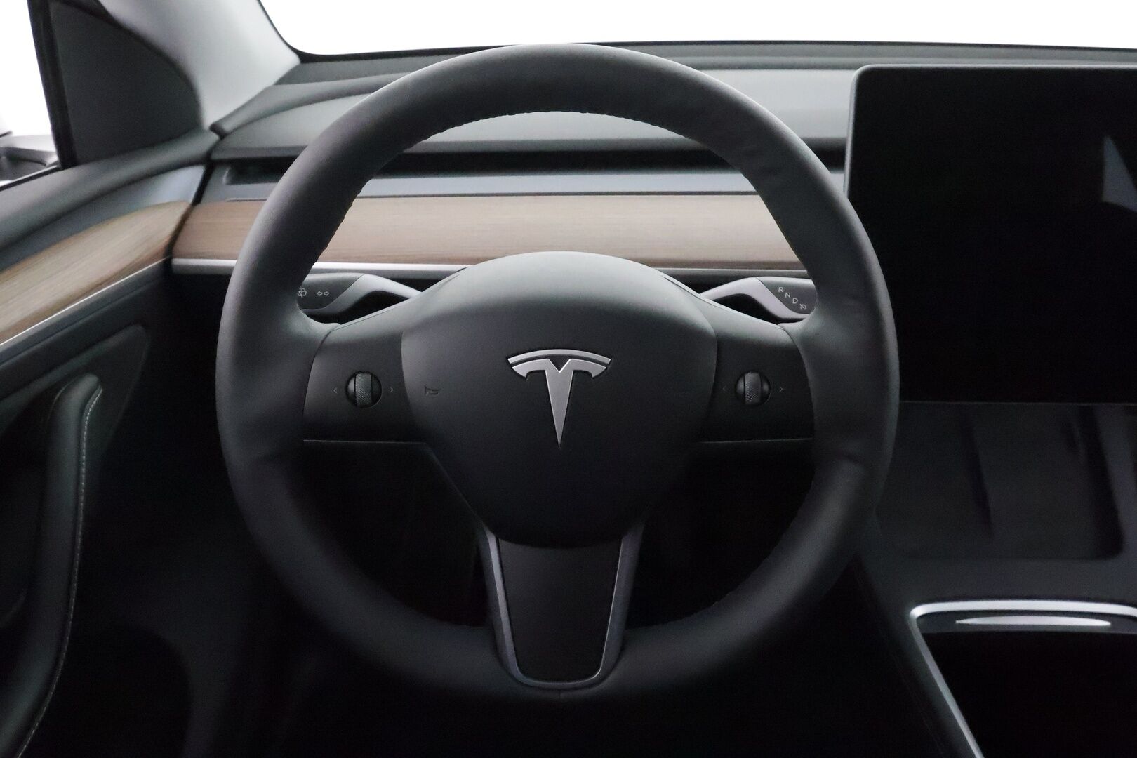 Tesla Model Y 2023 Long Range ** Koukku / Lämpöpumppu / Lasikatto / Matrix-LED / Adapt.Vakkari / P.Kamera / Muistipenkki / Navi / Keyless** - 3,99 % KORKOTARJOUS TÄHÄN AUTOON - Suomi-auto / Kahdet Renkaat