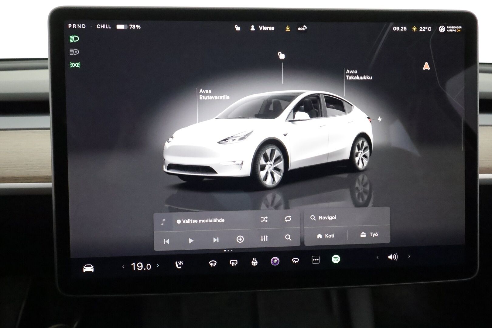 Tesla Model Y 2023 Long Range ** Koukku / Lämpöpumppu / Lasikatto / Matrix-LED / Adapt.Vakkari / P.Kamera / Muistipenkki / Navi / Keyless** - 3,99 % KORKOTARJOUS TÄHÄN AUTOON - Suomi-auto / Kahdet Renkaat