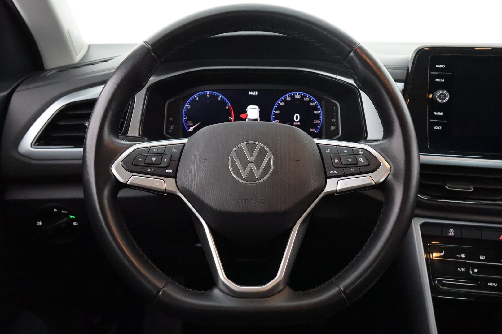 Volkswagen T-Roc 2023 Comfort 1,0 TSI 81 kW - 1-om. Suomi-auto / Webasto / Adapt.vakkari / Facelift / P.kamera / Keyless / Apple&Android / Ratinlämmitys