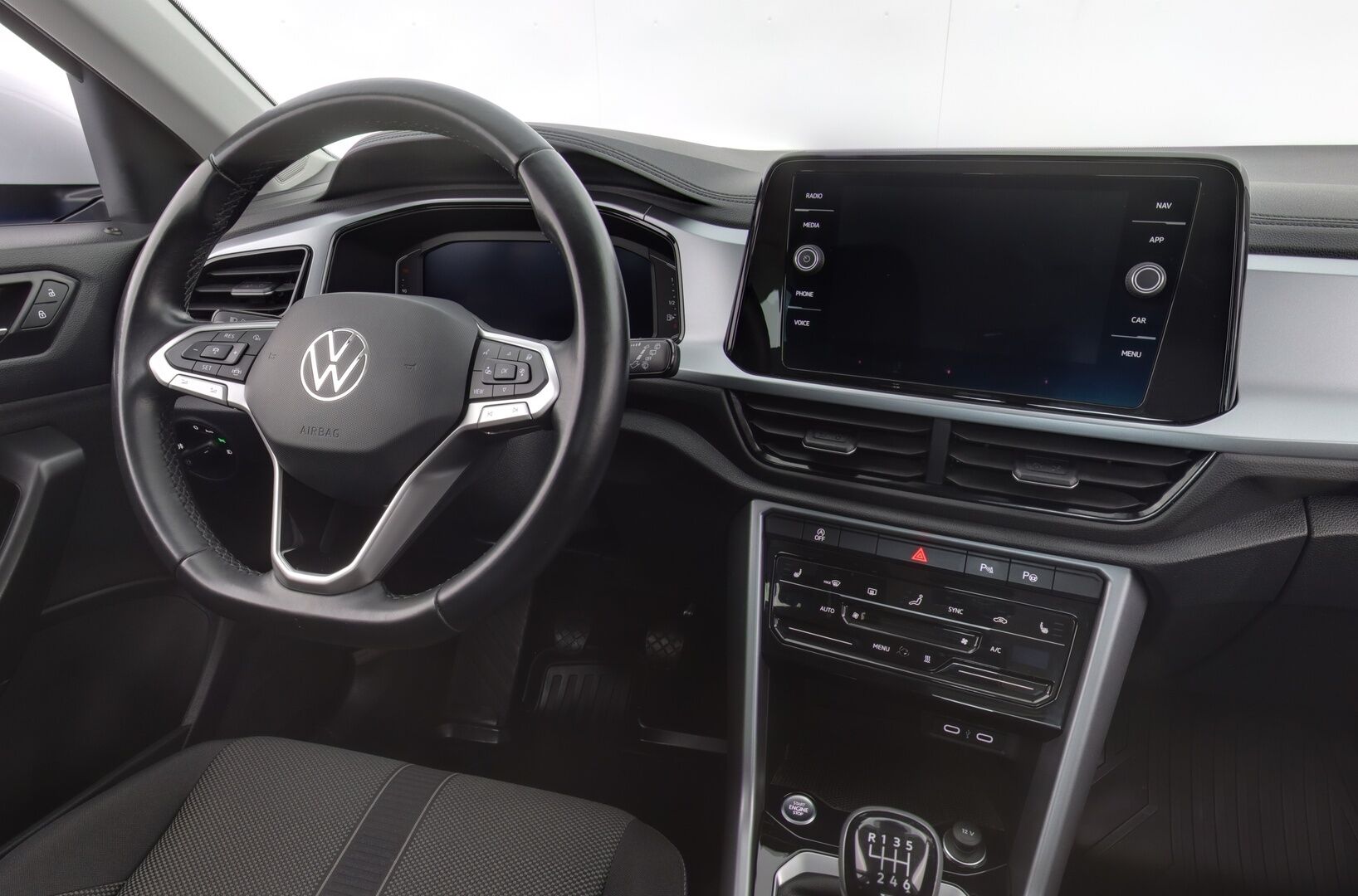 Volkswagen T-Roc 2023 Comfort 1,0 TSI 81 kW - 1-om. Suomi-auto / Webasto / Adapt.vakkari / Facelift / P.kamera / Keyless / Apple&Android / Ratinlämmitys