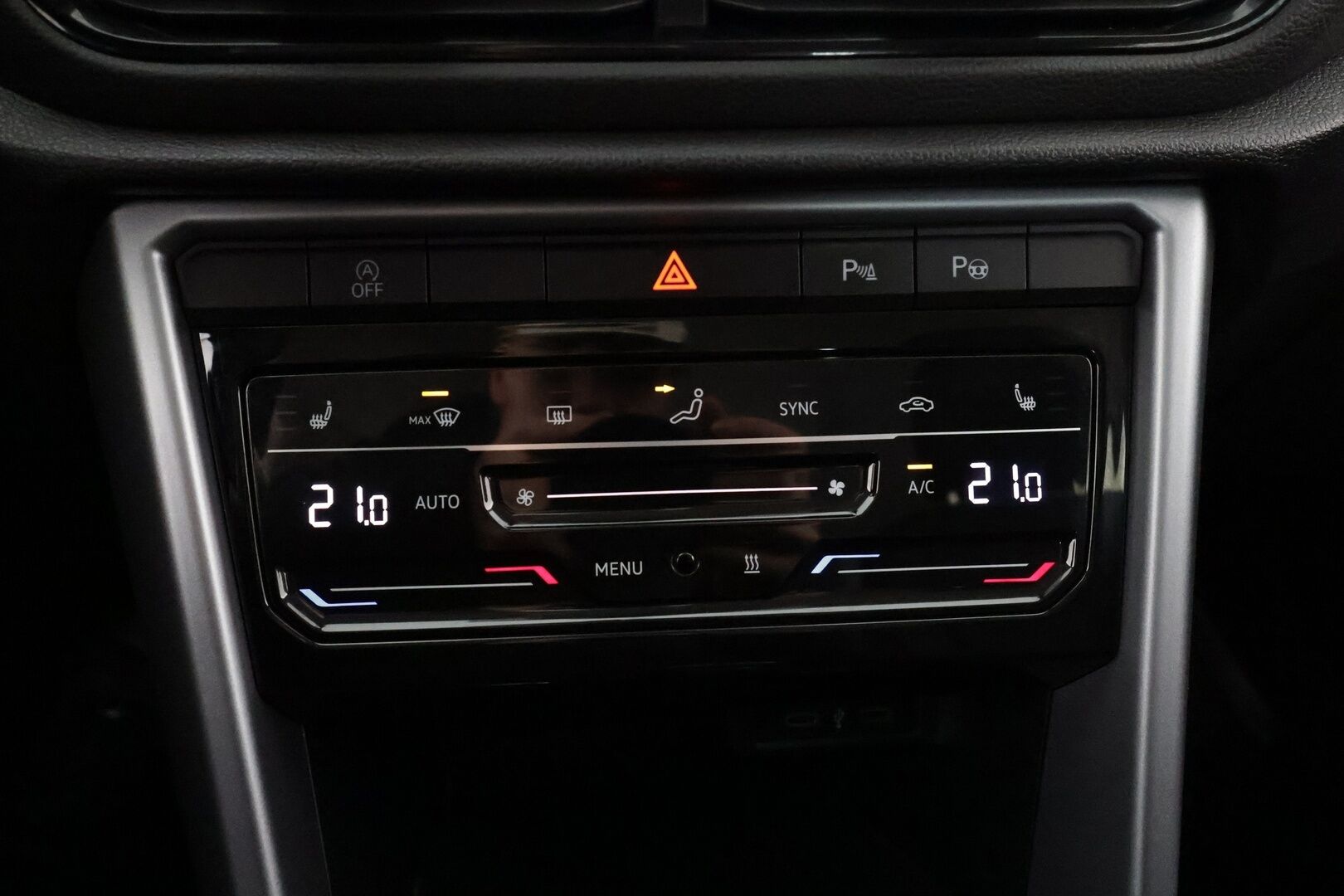 Volkswagen T-Roc 2023 Comfort 1,0 TSI 81 kW - 1-om. Suomi-auto / Webasto / Adapt.vakkari / Facelift / P.kamera / Keyless / Apple&Android / Ratinlämmitys