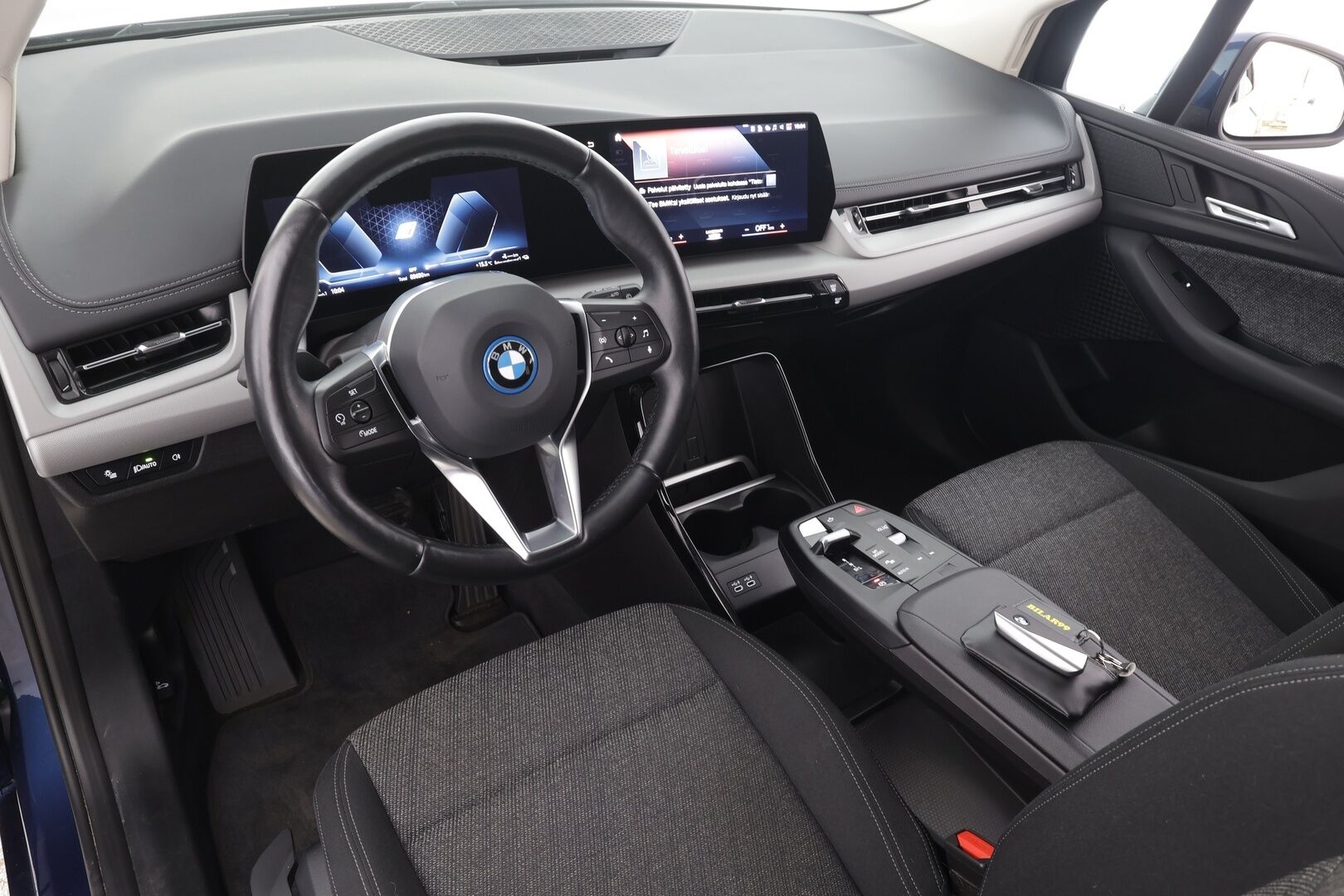 BMW 225 2023 U06 Active Tourer 225e xDrive Charged Edition *ACC / P.kamera / Adapt.LED / Comfort Access / Navi / Sähköluukku* - 1.Om Suomi-auto / Akku kuntotarkastettu / Kahdet renkaat aluvanteilla / Merkkihuollettu