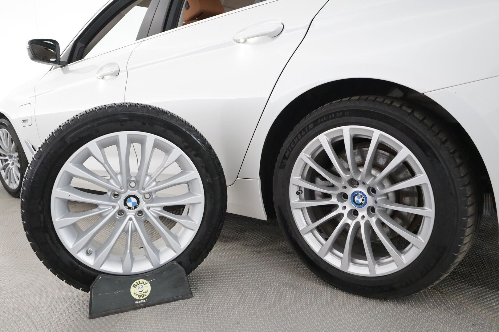 BMW 530 2023 G31 Touring 530e xDrive A Charged Edition - | ACC | HIFI | Konjakkinahat | Xtraboost | Sporttipenkit | Comfort Access | BSM | Ambient | P.kamera | Lämm. ratti | 1-om suomiauto | Merkkihuollot |