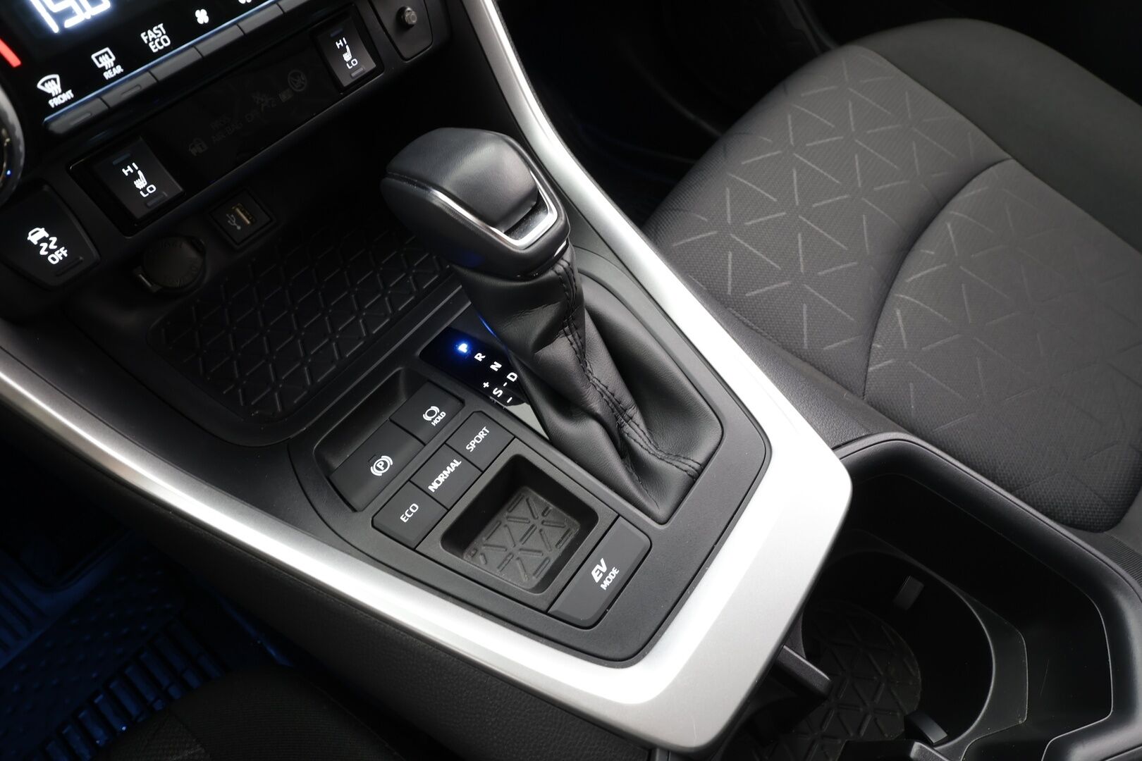 Toyota RAV4 2023 2,5 Hybrid Plus Edition * Webasto / ACC / LED / P.Kamera / Digimittaristo / Navi / Keyless - 1-om Suomi-auto / Kahdet renkaat aluvanteilla / Merkkihuollot - HULLUT AVAJAISHULINAT KORKOTARJOUS 3,29 %