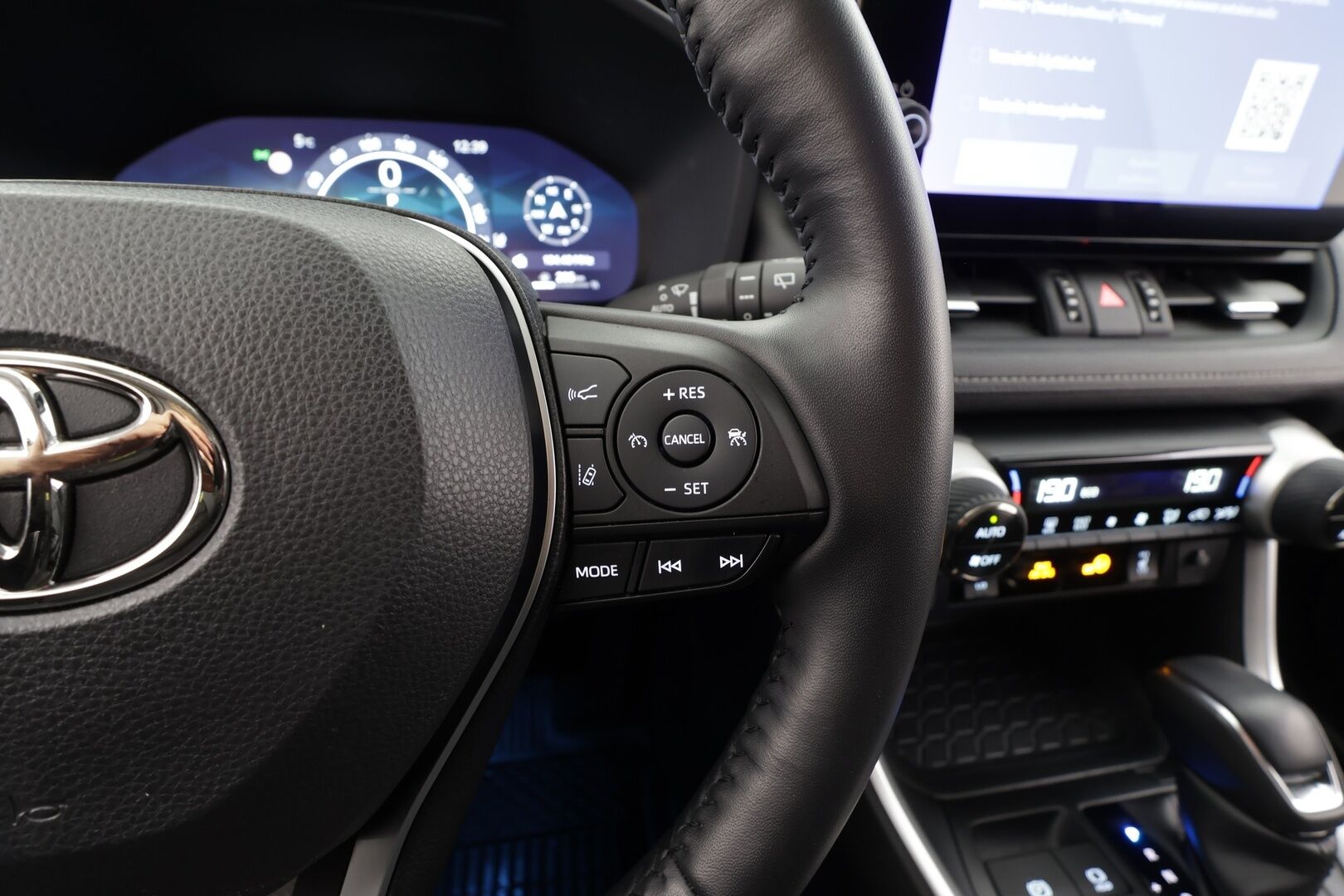 Toyota RAV4 2023 2,5 Hybrid Plus Edition * Webasto / ACC / LED / P.Kamera / Digimittaristo / Navi / Keyless - 1-om Suomi-auto / Kahdet renkaat aluvanteilla / Merkkihuollot - HULLUT AVAJAISHULINAT KORKOTARJOUS 3,29 %