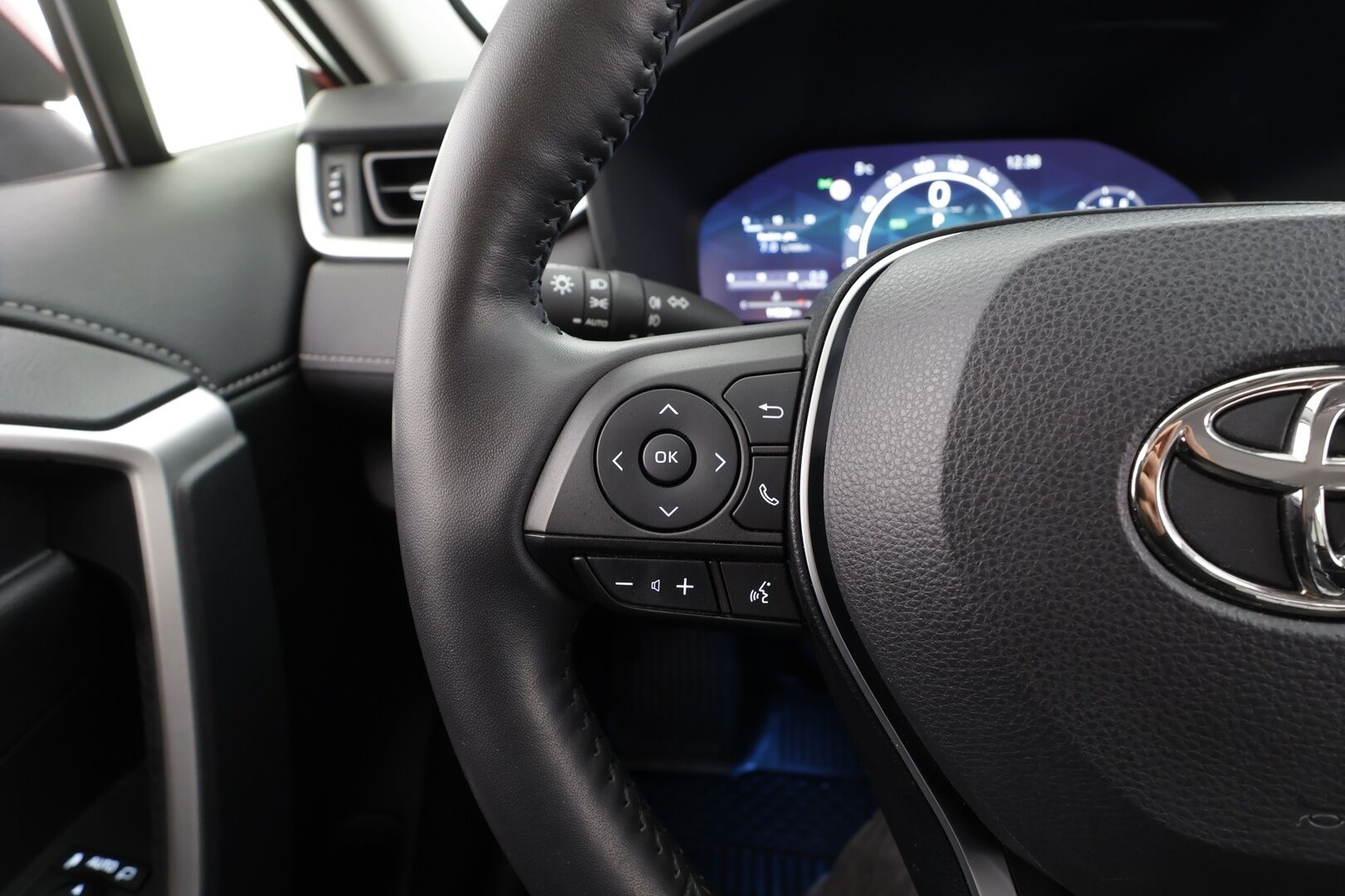 Toyota RAV4 2023 2,5 Hybrid Plus Edition * Webasto / ACC / LED / P.Kamera / Digimittaristo / Navi / Keyless - 1-om Suomi-auto / Kahdet renkaat aluvanteilla / Merkkihuollot - HULLUT AVAJAISHULINAT KORKOTARJOUS 3,29 %