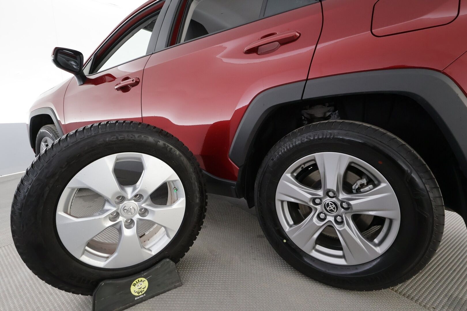 Toyota RAV4 2023 2,5 Hybrid Plus Edition * Webasto / ACC / LED / P.Kamera / Digimittaristo / Navi / Keyless - 1-om Suomi-auto / Kahdet renkaat aluvanteilla / Merkkihuollot - HULLUT AVAJAISHULINAT KORKOTARJOUS 3,29 %