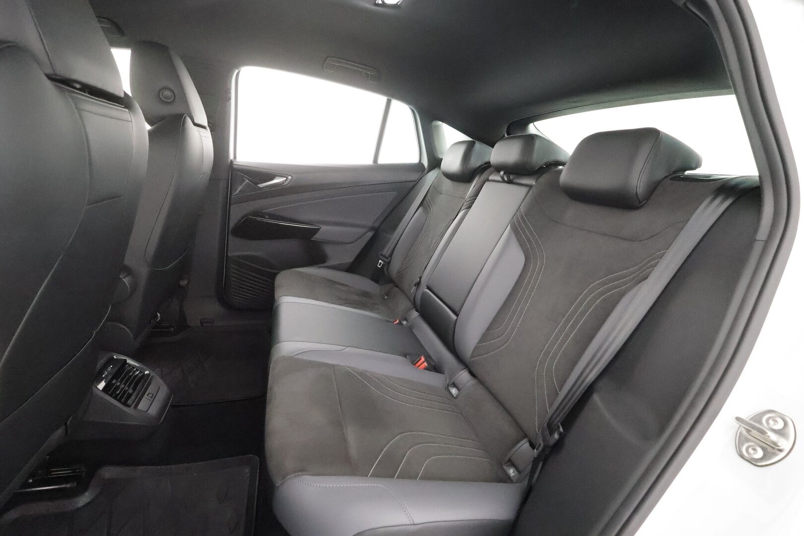 Volkswagen ID.5 2023 Pro Performance 150 kW, akku 77 kWh - | ILP | ACC | LED | P.Kamera | Navi | Kaistavahti | Keyless | Digimittaristo | Nahka-Alcantara | Ratinlämmitys | Kahdet renkaat | Suomi-auto | 2x Latauskaapelit | Merkkihuollot |