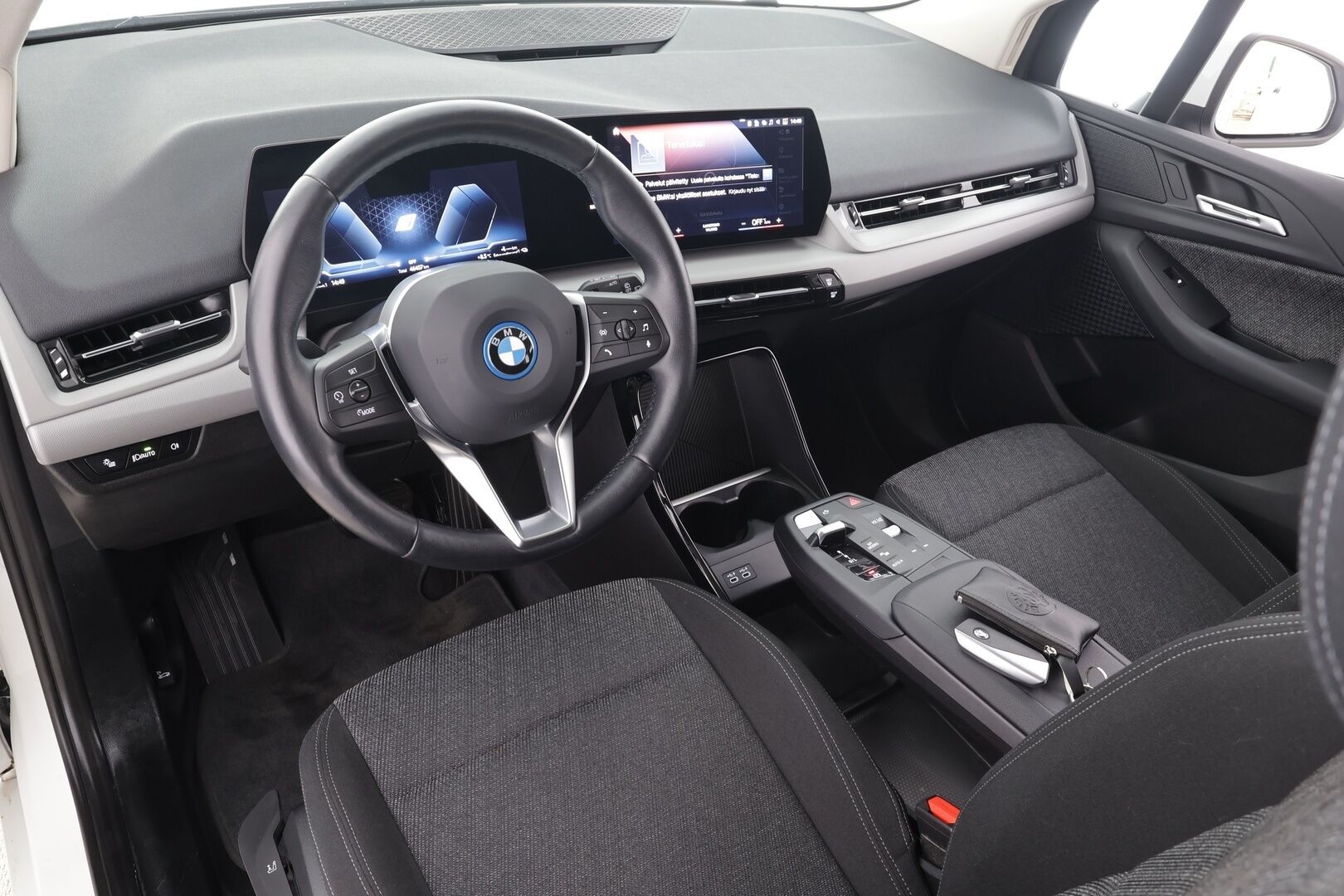 BMW 225 2023 U06 Active Tourer 225e xDrive Charged Edition * Vakkari / P.kamera / Navi / Ratinlämmitin / Sähköluukku / LED * - 1.Om Suomi-auto / Kahdet renkaat aluvanteilla / Merkkihuollettu