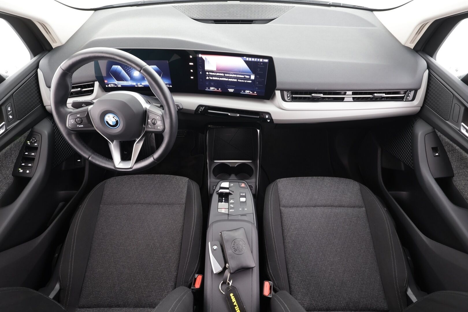 BMW 225 2023 U06 Active Tourer 225e xDrive Charged Edition * Vakkari / P.kamera / Navi / Ratinlämmitin / Sähköluukku / LED * - 1.Om Suomi-auto / Kahdet renkaat aluvanteilla / Merkkihuollettu