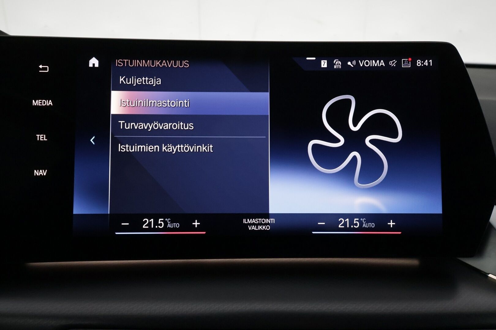 BMW iX1 2023 U11 30 xDrive Charged Plus M-Sport **HUD / H&K / Hierova Muistipenkki / 360 Kamera / Sporttipenkit / Koukku** - 3,99 % KORKOTARJOUS TÄHÄN AUTOON - Akku kuntotarkastettu 