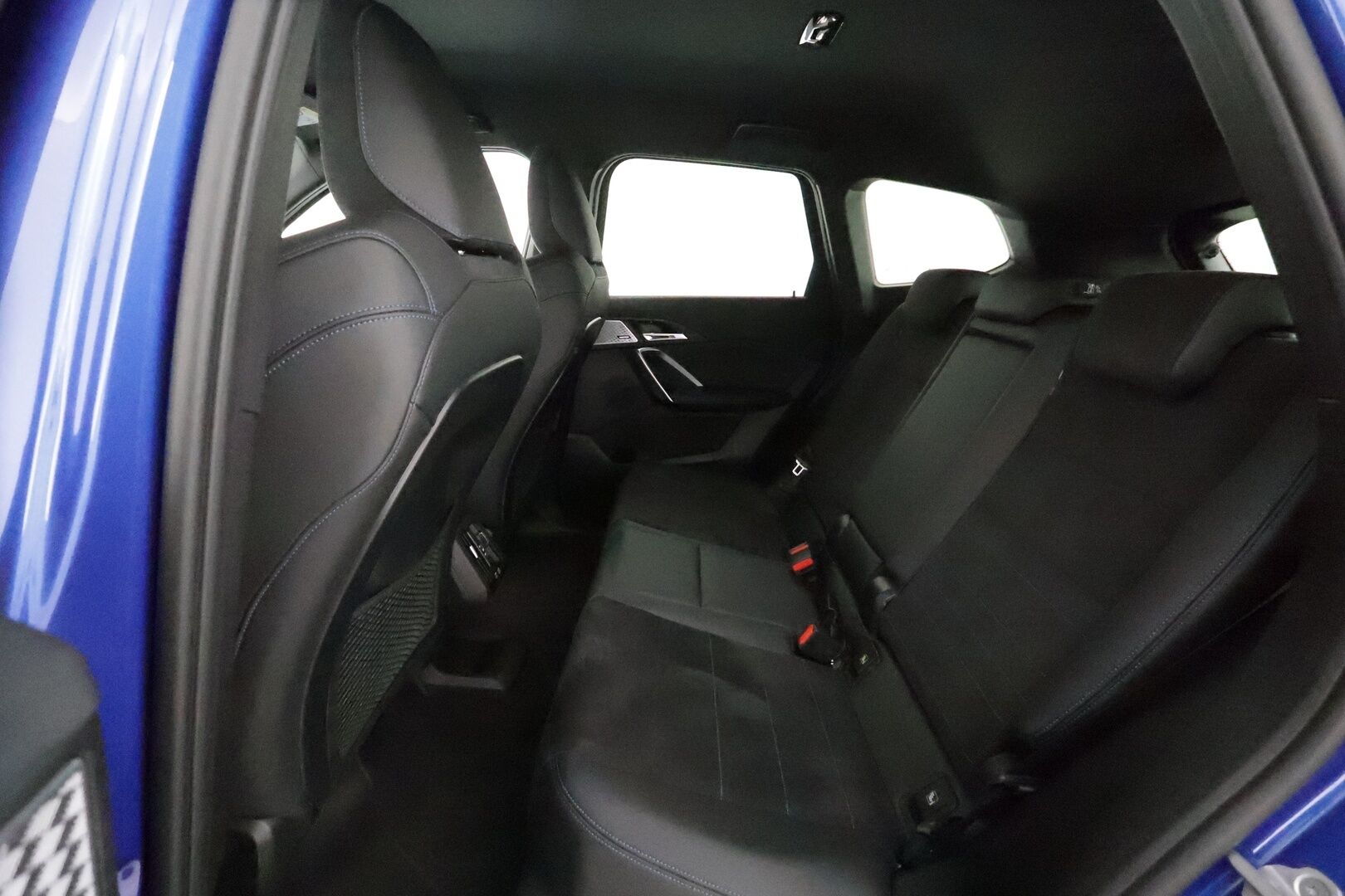BMW iX1 2023 U11 30 xDrive Charged Plus M-Sport **HUD / H&K / Hierova Muistipenkki / 360 Kamera / Sporttipenkit / Koukku** - 3,99 % KORKOTARJOUS TÄHÄN AUTOON - Akku kuntotarkastettu 