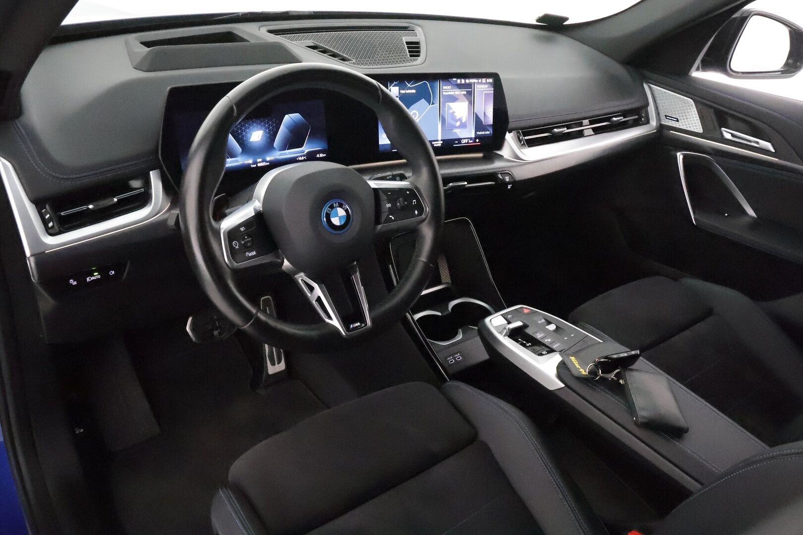 BMW iX1 2023 U11 30 xDrive Charged Plus M-Sport **HUD / H&K / Hierova Muistipenkki / 360 Kamera / Sporttipenkit / Koukku** - 3,99 % KORKOTARJOUS TÄHÄN AUTOON - Akku kuntotarkastettu 