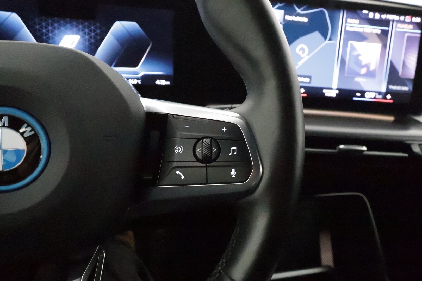 BMW iX1 2023 U11 30 xDrive Charged Plus M-Sport **HUD / H&K / Hierova Muistipenkki / 360 Kamera / Sporttipenkit / Koukku** - 3,99 % KORKOTARJOUS TÄHÄN AUTOON - Akku kuntotarkastettu 