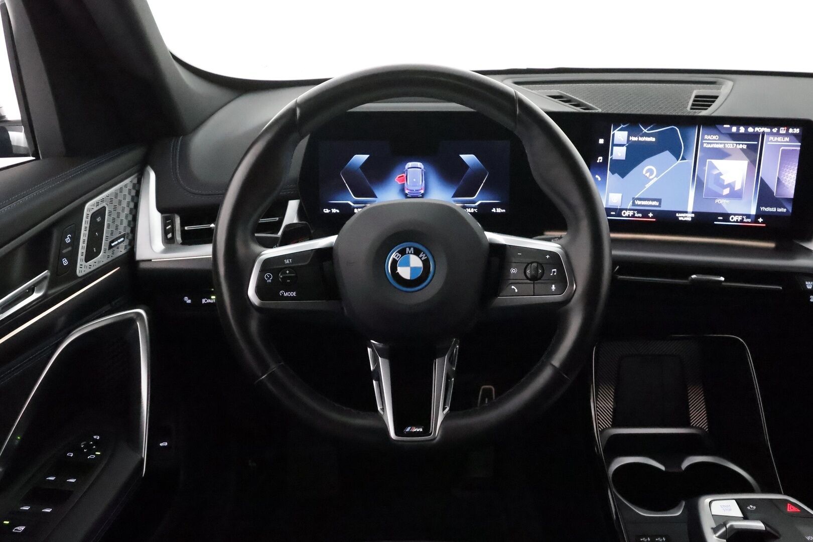 BMW iX1 2023 U11 30 xDrive Charged Plus M-Sport **HUD / H&K / Hierova Muistipenkki / 360 Kamera / Sporttipenkit / Koukku** - 3,99 % KORKOTARJOUS TÄHÄN AUTOON - Akku kuntotarkastettu 