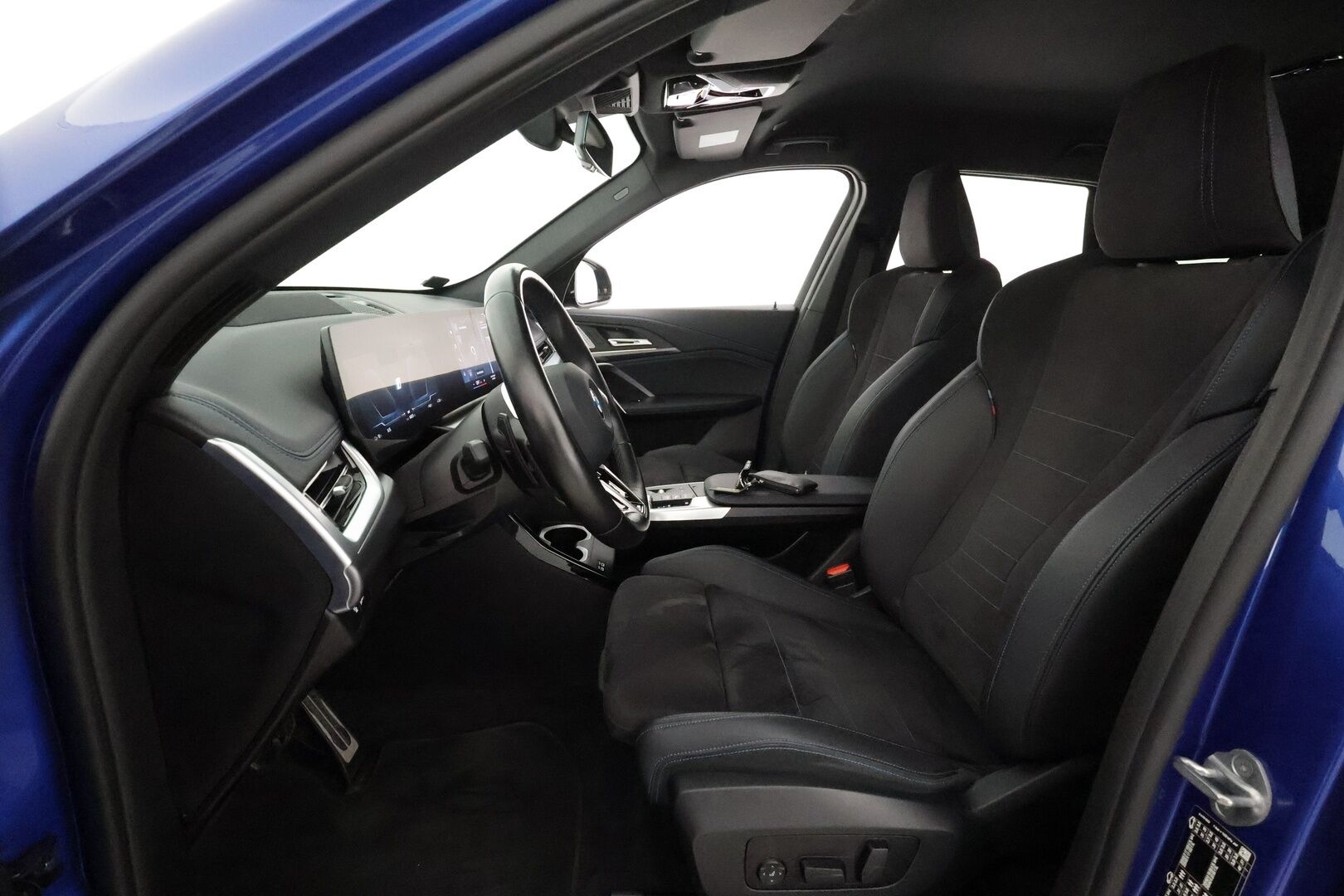 BMW iX1 2023 U11 30 xDrive Charged Plus M-Sport **HUD / H&K / Hierova Muistipenkki / 360 Kamera / Sporttipenkit / Koukku** - 3,99 % KORKOTARJOUS TÄHÄN AUTOON - Akku kuntotarkastettu 