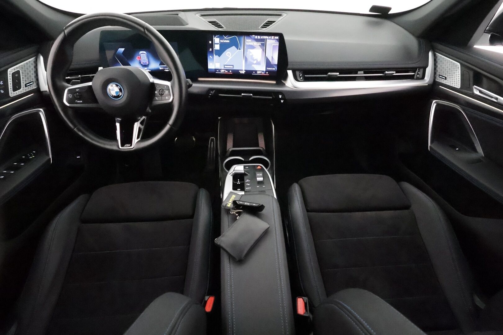 BMW iX1 2023 U11 30 xDrive Charged Plus M-Sport **HUD / H&K / Hierova Muistipenkki / 360 Kamera / Sporttipenkit / Koukku** - 3,99 % KORKOTARJOUS TÄHÄN AUTOON - Akku kuntotarkastettu 