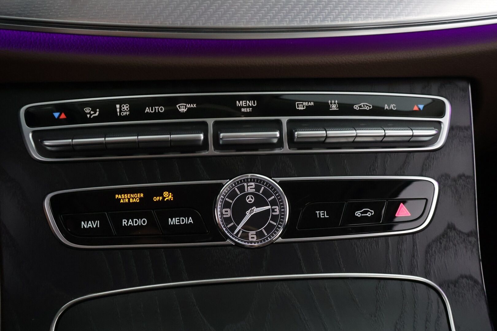 Mercedes-Benz E 2020 300 e A Business Avantgarde Edition EQ Power * Distronic Plus / HUD / 360° Kamera / Sporttinahat / Ohjausavustin * - 3,99 % KORKOTARJOUS TÄHÄN AUTOON - *2x Renkaat Alumiinivanteilla / KeylessGo / Jäätävän siisti!*