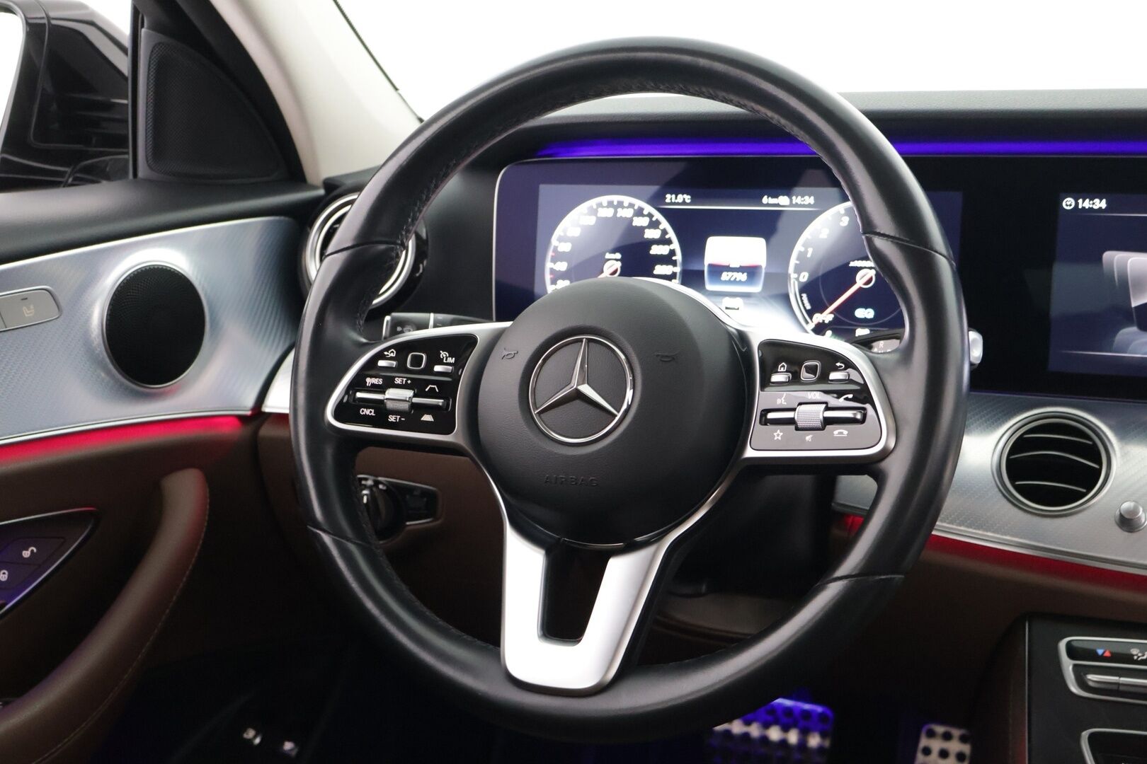Mercedes-Benz E 2020 300 e A Business Avantgarde Edition EQ Power * Distronic Plus / HUD / 360° Kamera / Sporttinahat / Ohjausavustin * - 3,99 % KORKOTARJOUS TÄHÄN AUTOON - *2x Renkaat Alumiinivanteilla / KeylessGo / Jäätävän siisti!*