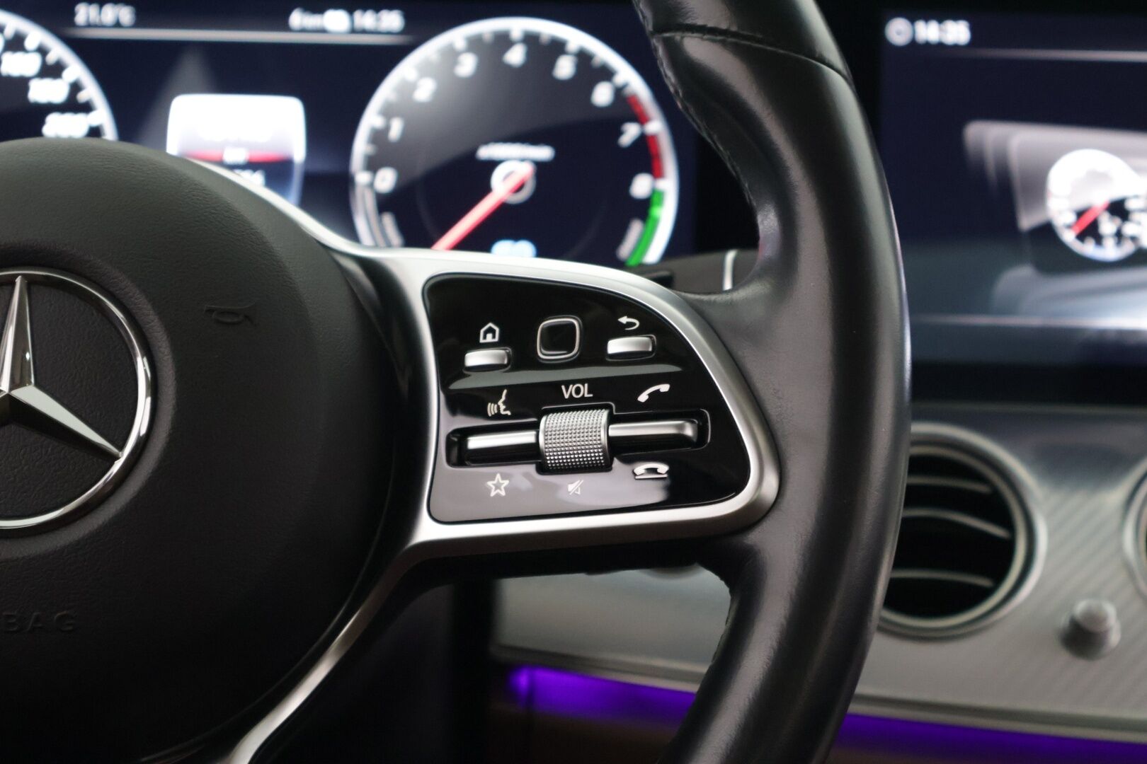 Mercedes-Benz E 2020 300 e A Business Avantgarde Edition EQ Power * Distronic Plus / HUD / 360° Kamera / Sporttinahat / Ohjausavustin * - 3,99 % KORKOTARJOUS TÄHÄN AUTOON - *2x Renkaat Alumiinivanteilla / KeylessGo / Jäätävän siisti!*