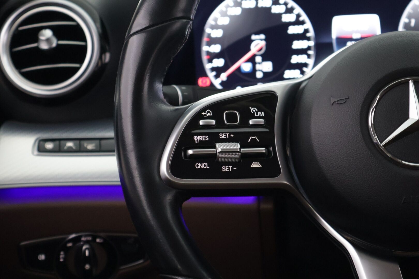 Mercedes-Benz E 2020 300 e A Business Avantgarde Edition EQ Power * Distronic Plus / HUD / 360° Kamera / Sporttinahat / Ohjausavustin * - 3,99 % KORKOTARJOUS TÄHÄN AUTOON - *2x Renkaat Alumiinivanteilla / KeylessGo / Jäätävän siisti!*