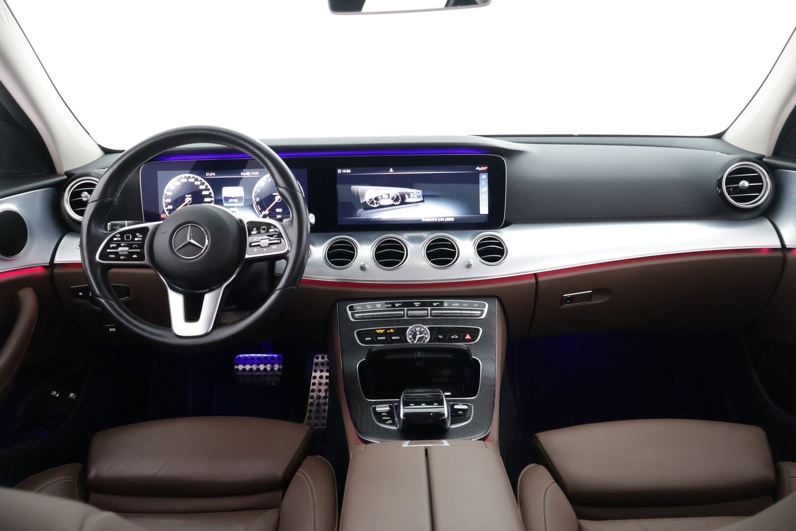Mercedes-Benz E 2020 300 e A Business Avantgarde Edition EQ Power * Distronic Plus / HUD / 360° Kamera / Sporttinahat / Ohjausavustin * - 3,99 % KORKOTARJOUS TÄHÄN AUTOON - *2x Renkaat Alumiinivanteilla / KeylessGo / Jäätävän siisti!*