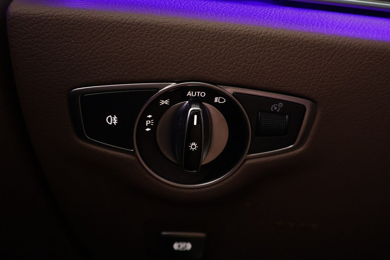 Mercedes-Benz E 2020 300 e A Business Avantgarde Edition EQ Power * Distronic Plus / HUD / 360° Kamera / Sporttinahat / Ohjausavustin * - 3,99 % KORKOTARJOUS TÄHÄN AUTOON - *2x Renkaat Alumiinivanteilla / KeylessGo / Jäätävän siisti!*