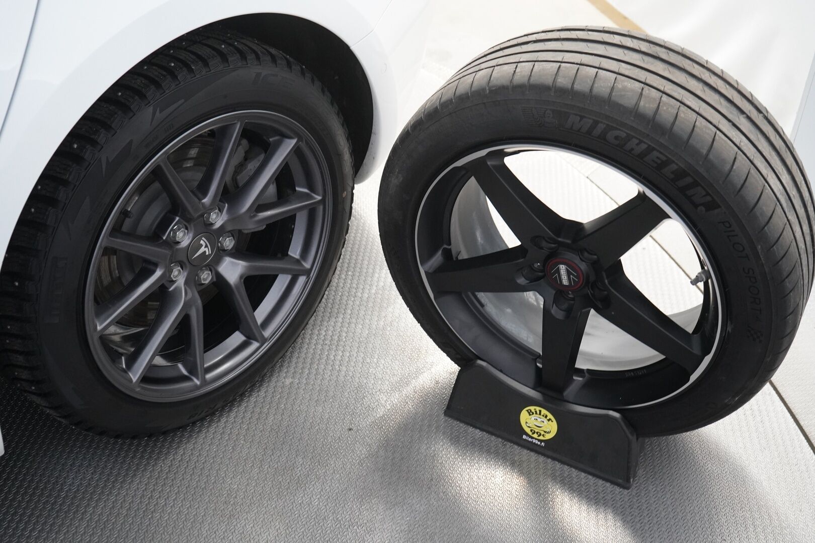 Tesla Model 3 2021 Long Range Dual Motor *ACC / ILP / Lasikatto / S.kontti / Kamera* - Seuraava katsastus 15.9.2027 / Kahdet premium renkaat alumiinivantein - HULLU BLACKWEEK KORKOTARJOUS 2,49%