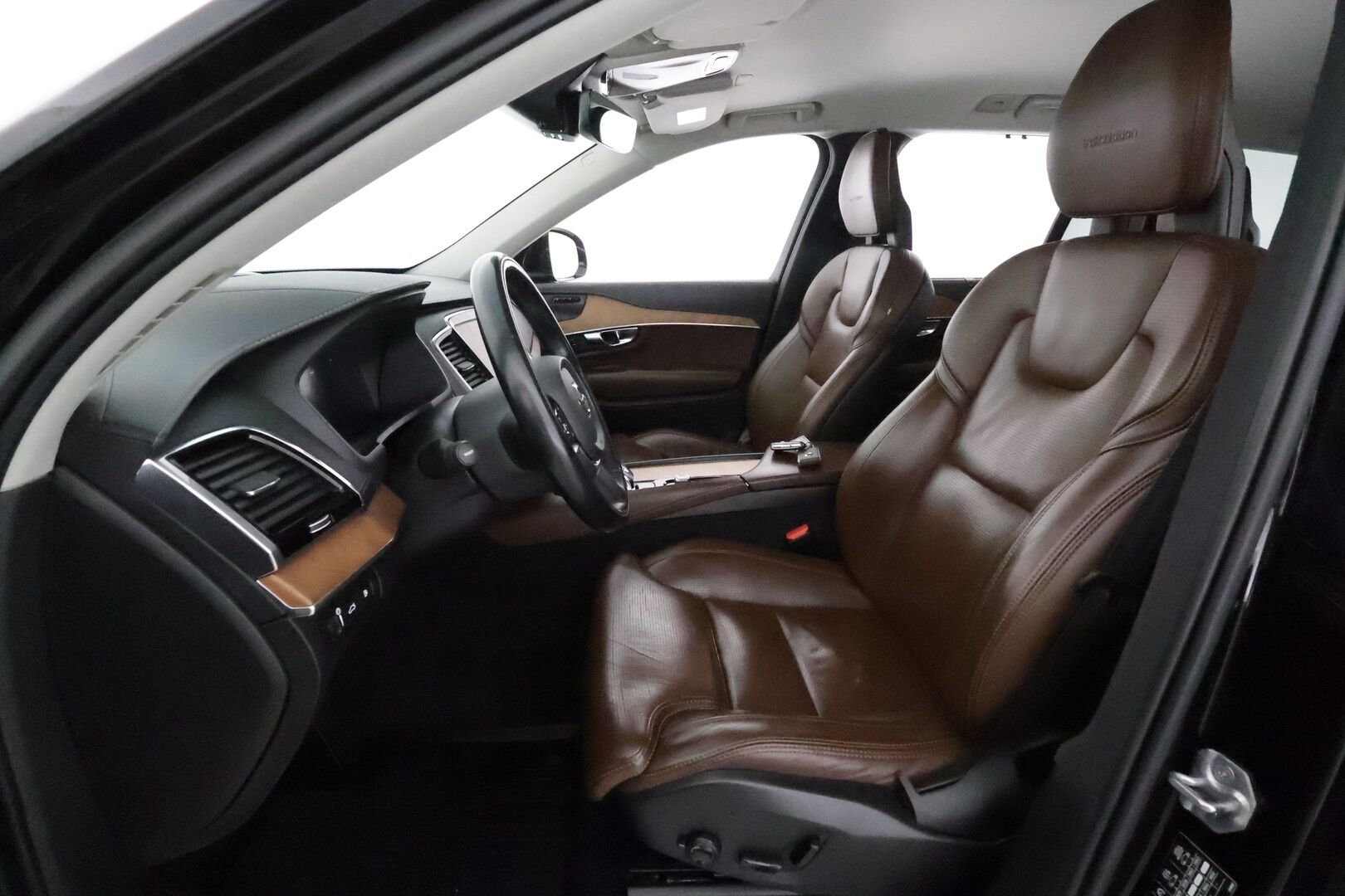 Volvo XC90 2020 T8 AWD Inscription aut **Adapt.vakkari / Muistipenkit hieronnalla / 360.kamera / Full LED / 7P / Koukku / H&K / Webasto** - 3,99 % KORKOTARJOUS TÄHÄN AUTOON - Kahdet renkaat aluvanteilla / Ilma-alusta / Ilmastoidut ruskeat nahat / BLIS / Digimittaristo / Sähköluukku / HUD / Hyvät varusteet!