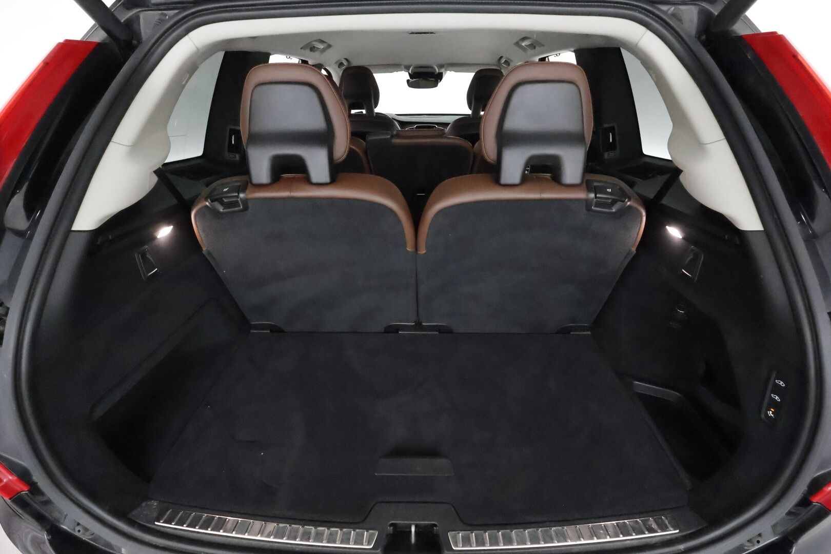 Volvo XC90 2020 T8 AWD Inscription aut **Adapt.vakkari / Muistipenkit hieronnalla / 360.kamera / Full LED / 7P / Koukku / H&K / Webasto** - 3,99 % KORKOTARJOUS TÄHÄN AUTOON - Kahdet renkaat aluvanteilla / Ilma-alusta / Ilmastoidut ruskeat nahat / BLIS / Digimittaristo / Sähköluukku / HUD / Hyvät varusteet!