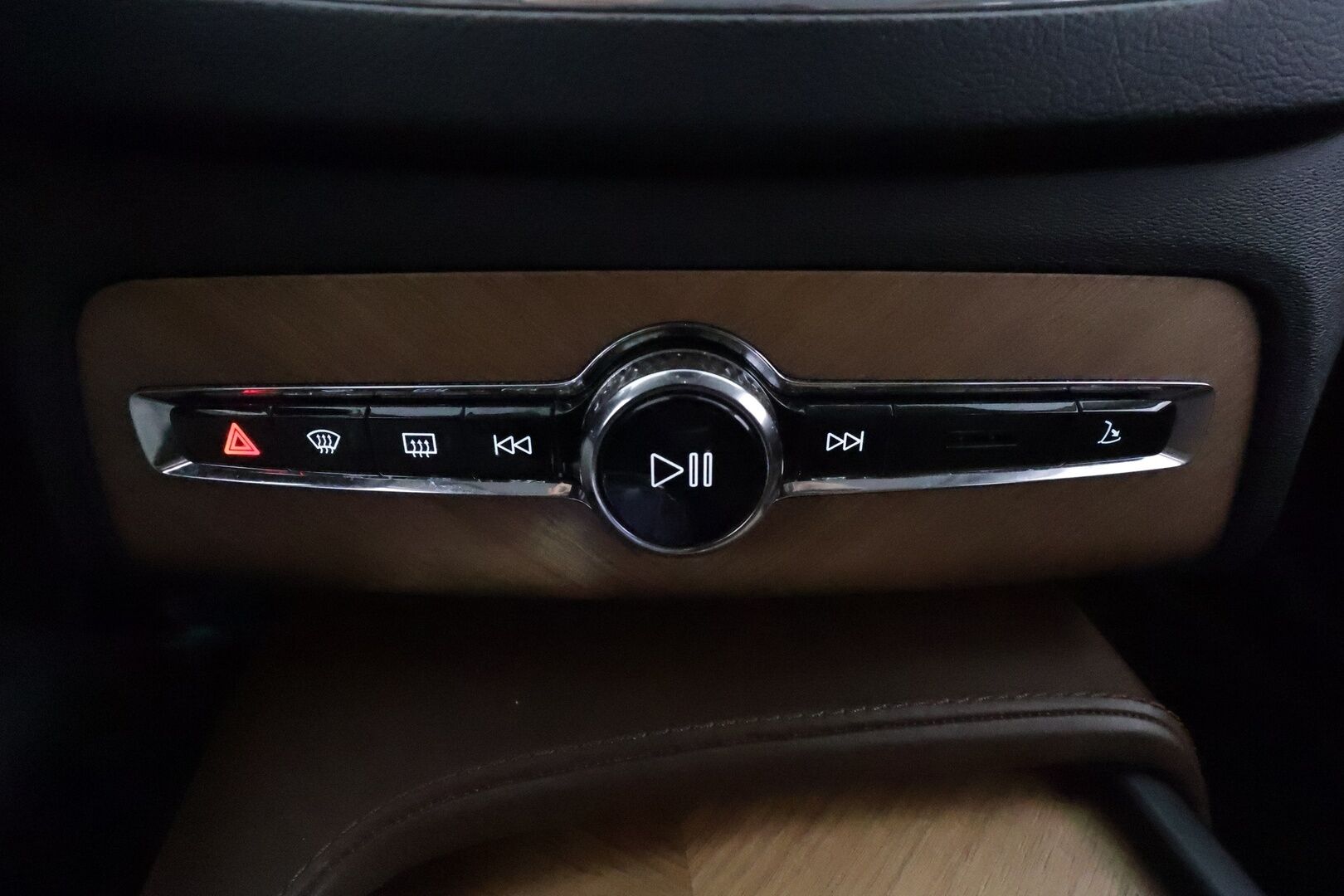 Volvo XC90 2020 T8 AWD Inscription aut **Adapt.vakkari / Muistipenkit hieronnalla / 360.kamera / Full LED / 7P / Koukku / H&K / Webasto** - 3,99 % KORKOTARJOUS TÄHÄN AUTOON - Kahdet renkaat aluvanteilla / Ilma-alusta / Ilmastoidut ruskeat nahat / BLIS / Digimittaristo / Sähköluukku / HUD / Hyvät varusteet!